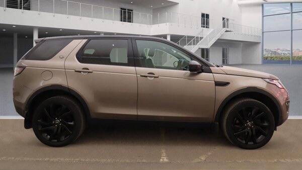 Land Rover Discovery Sport view 4