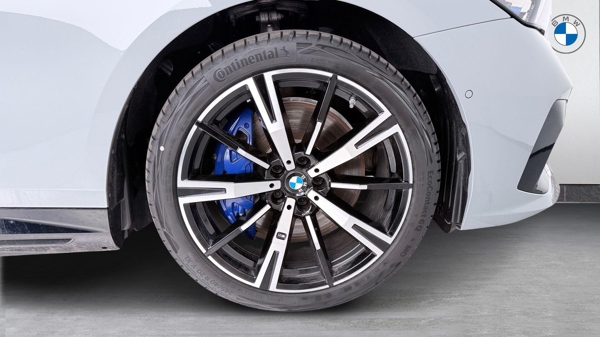 BMW 5 Series view 14