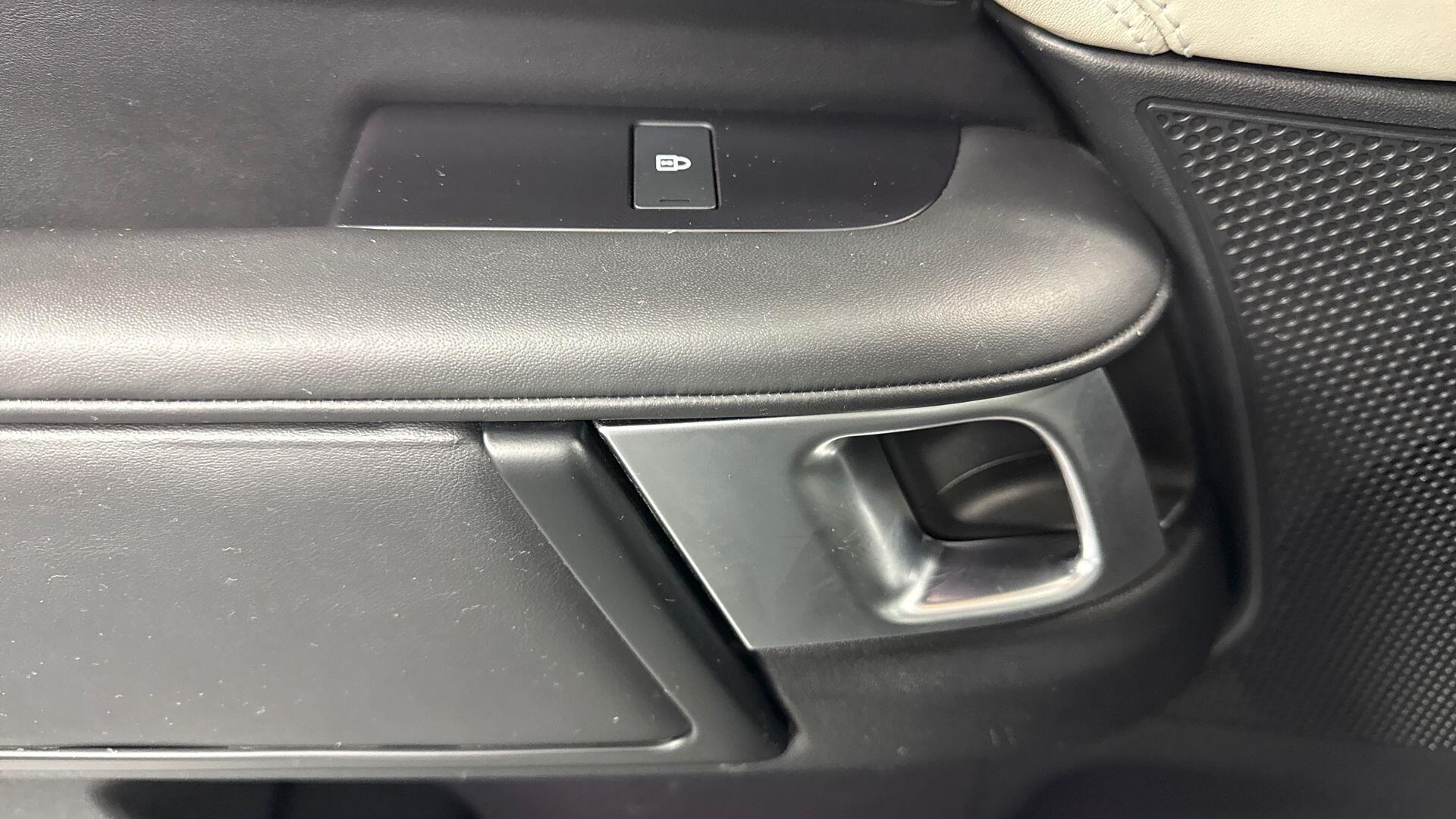 Land Rover Discovery view 22