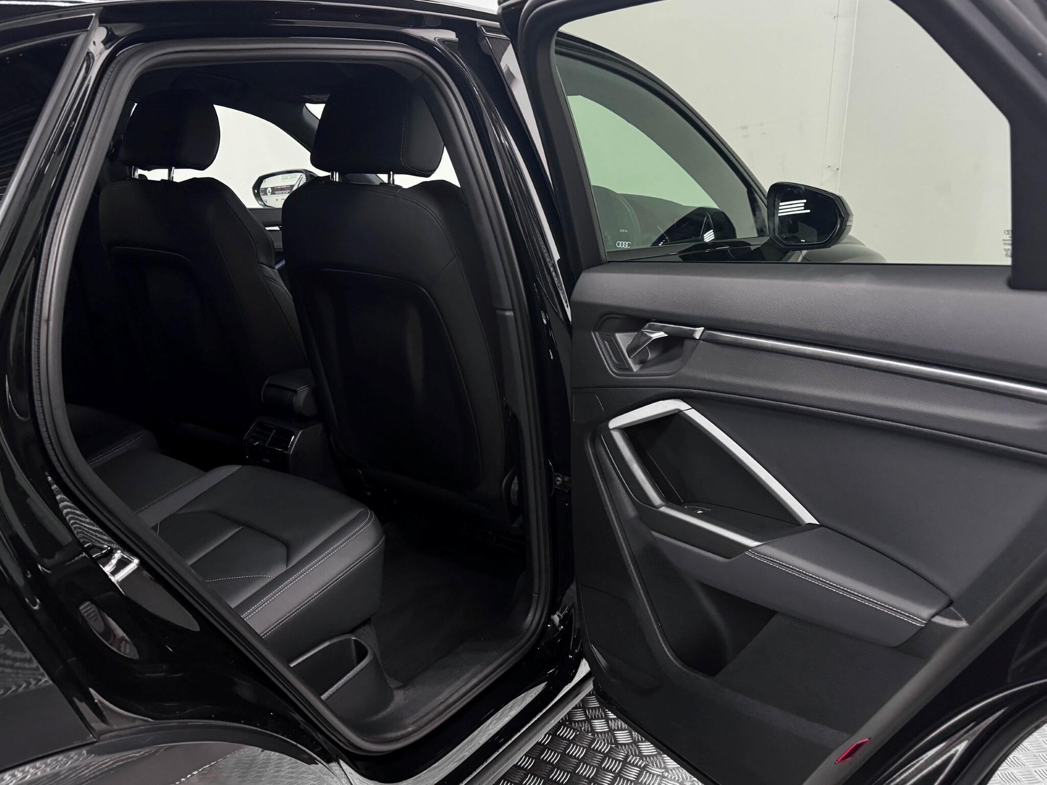 Audi Q3 view 11
