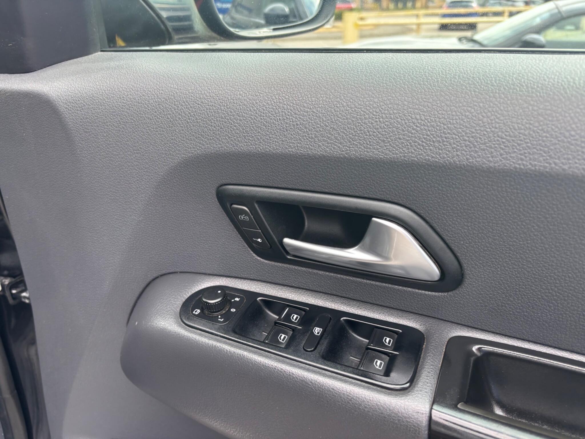 Volkswagen Amarok view 36