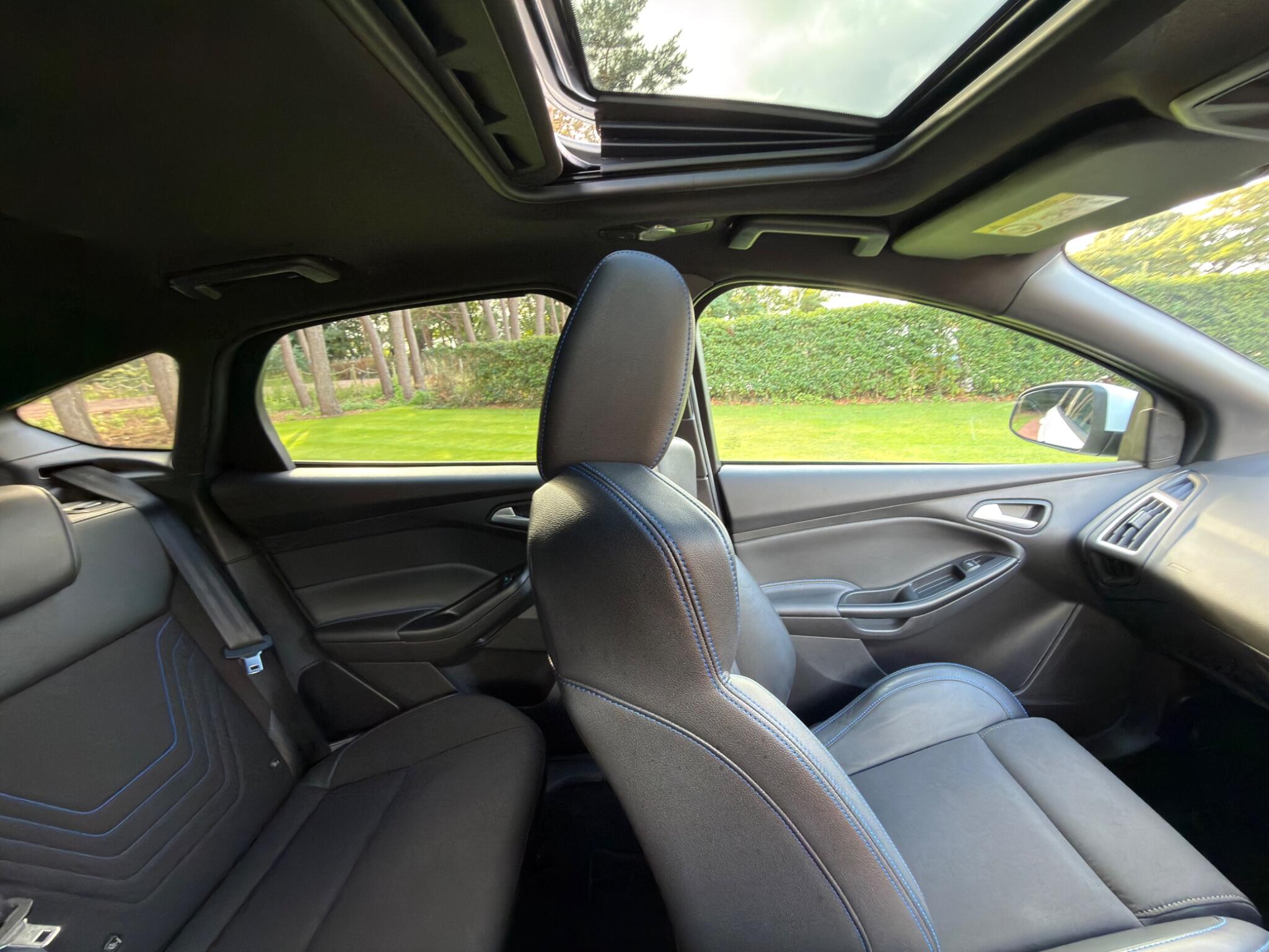 Ford Focus view 3