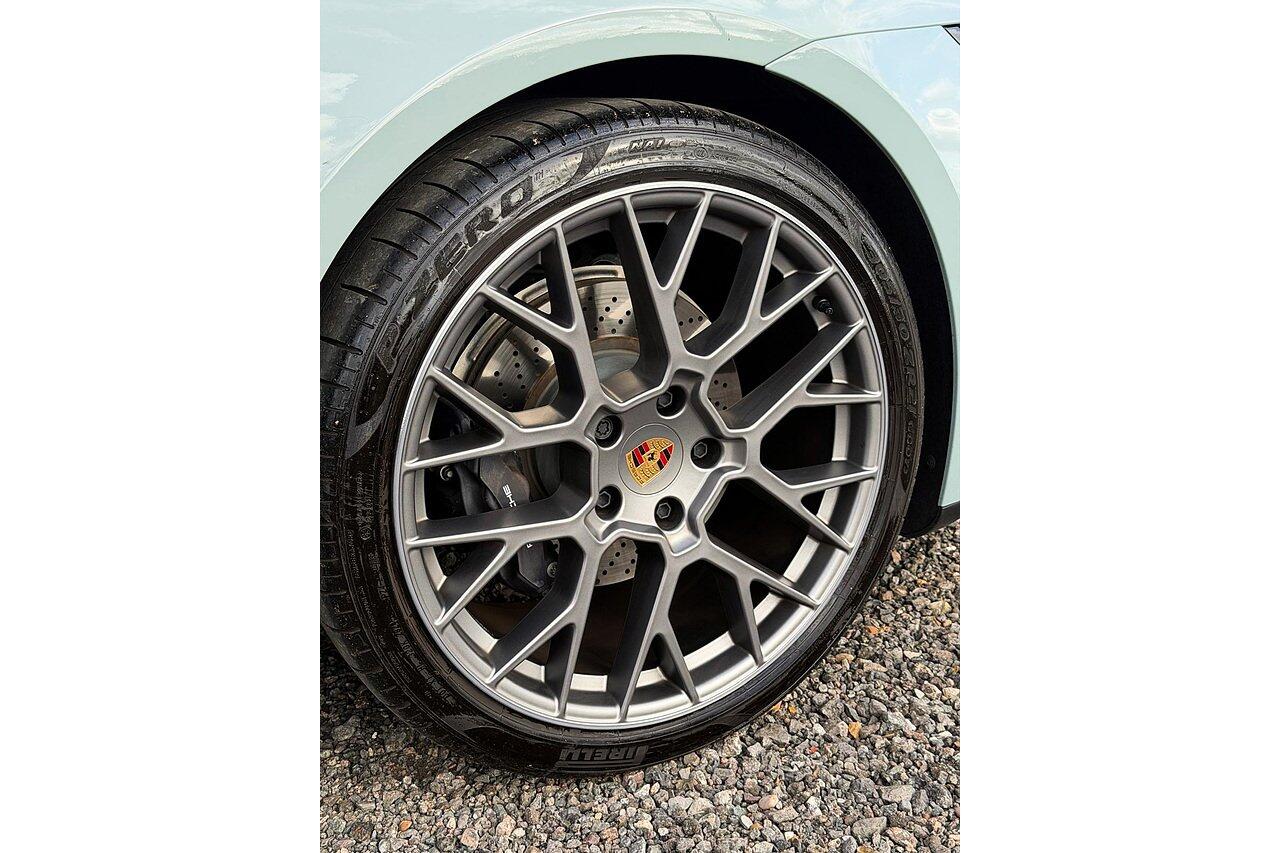 Porsche 911 view 10