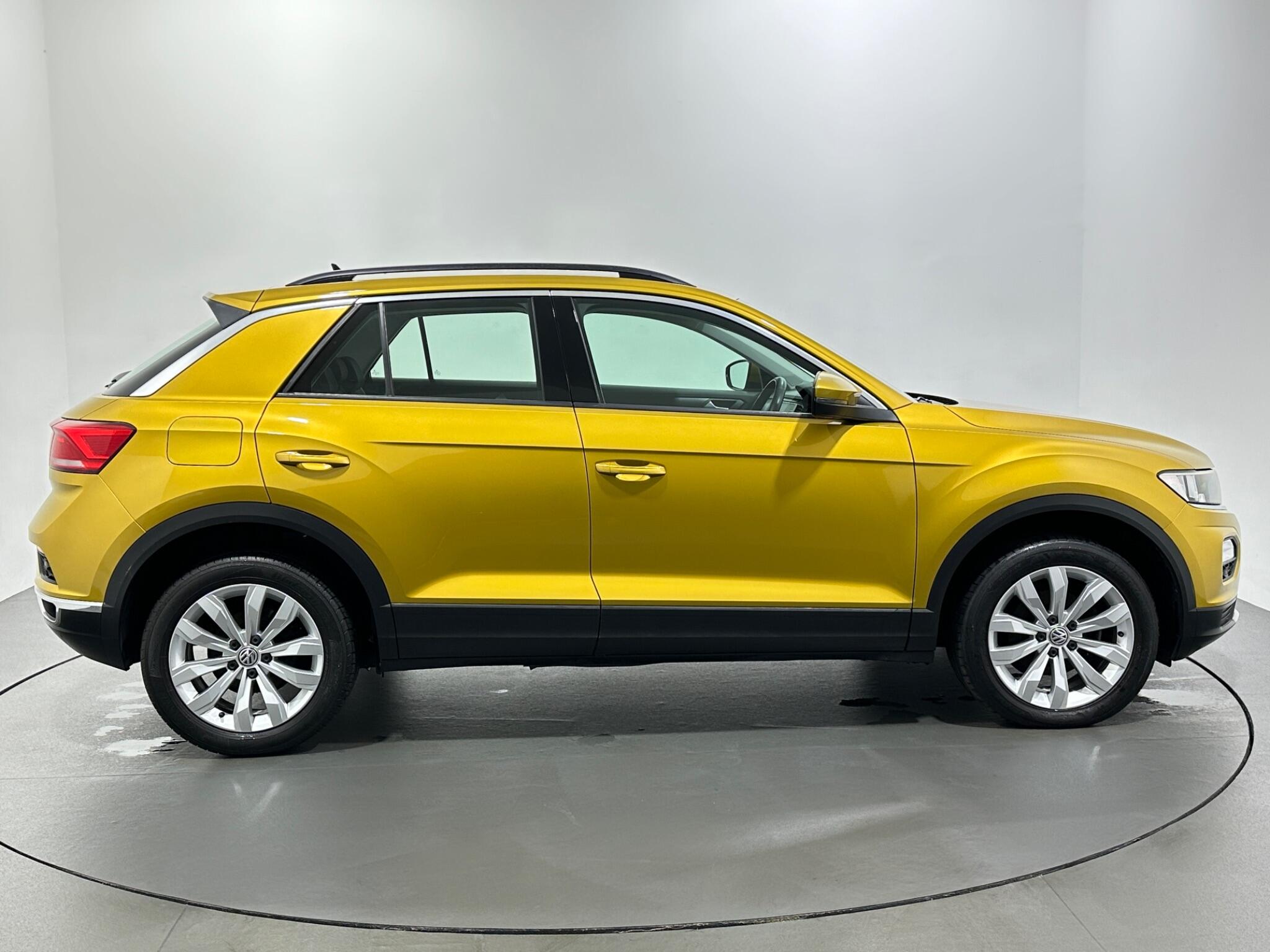 Volkswagen T-Roc view 9
