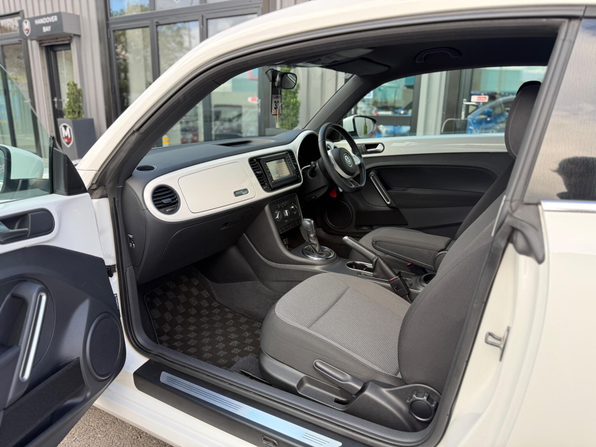 Volkswagen Beetle view 19