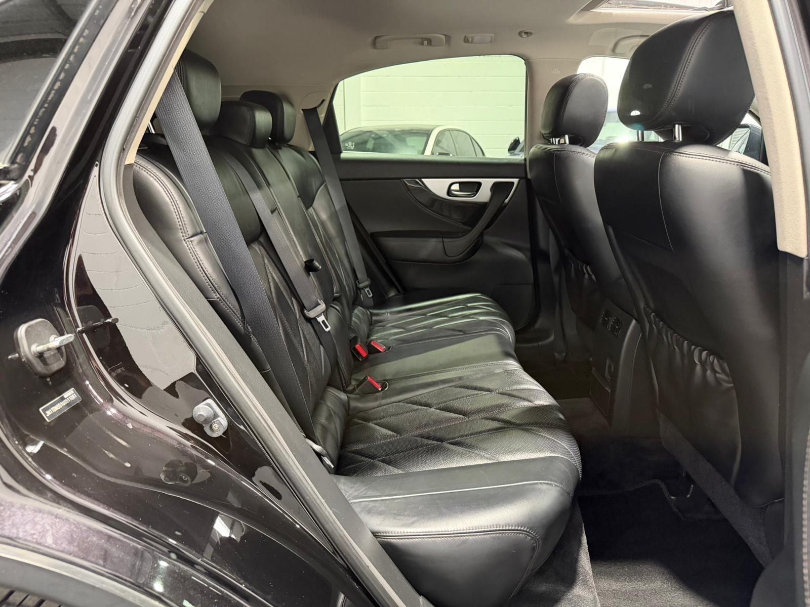 Infiniti QX70 view 16