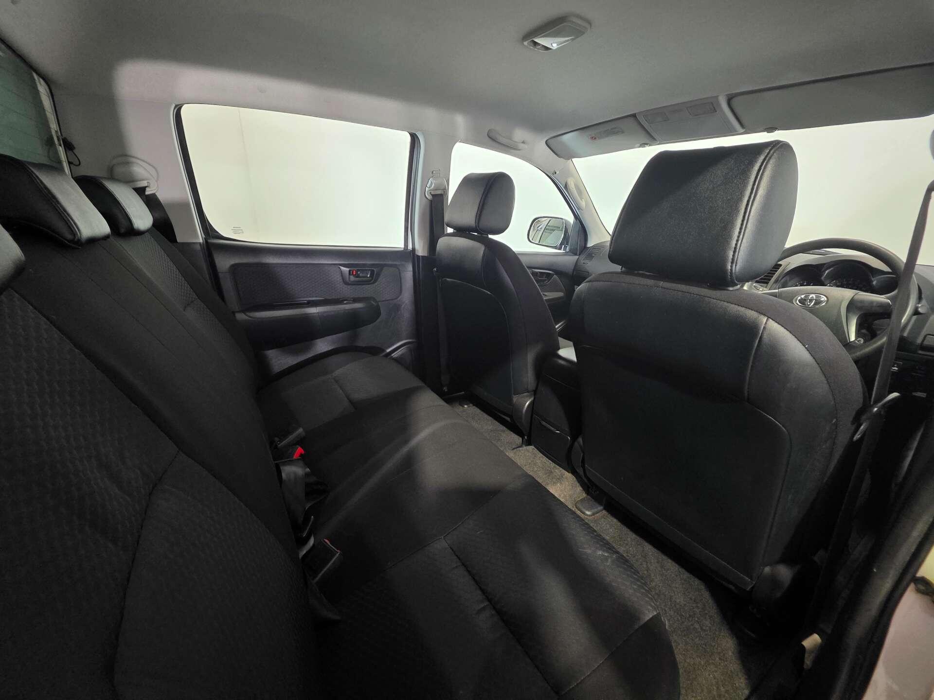 Toyota Hilux view 27