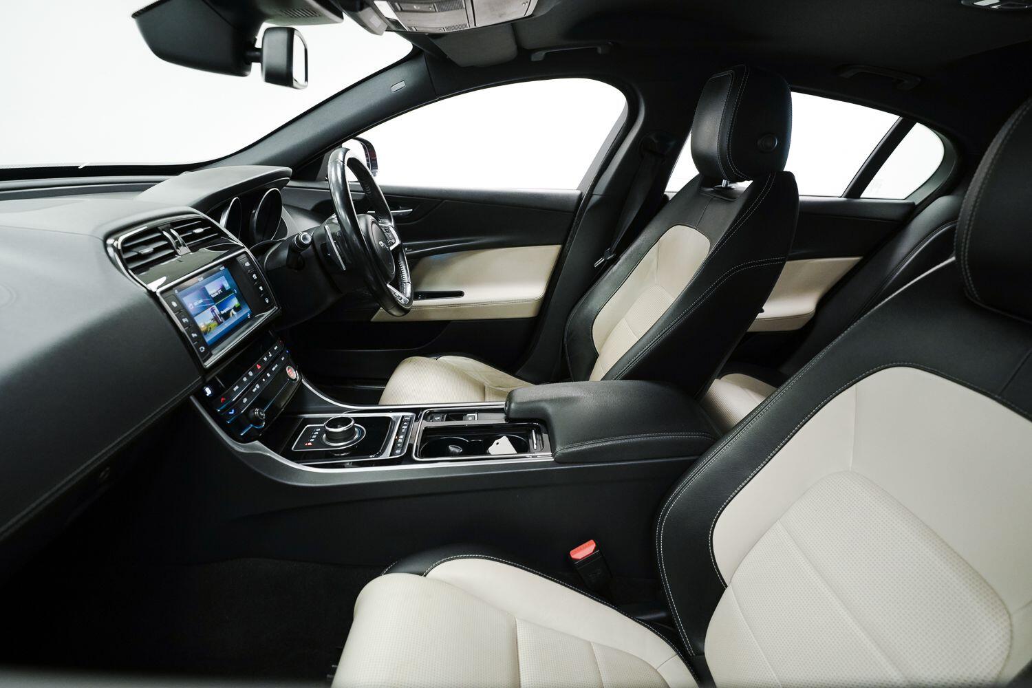 Jaguar Xe view 27