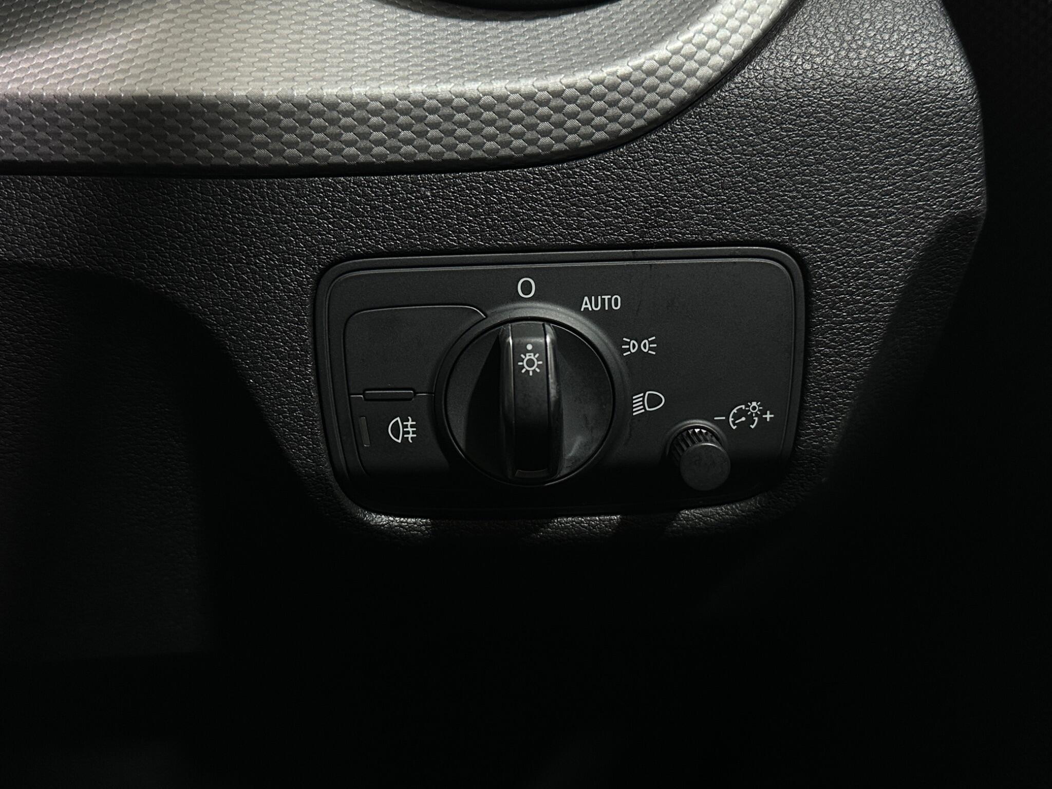 Audi Q2 view 18
