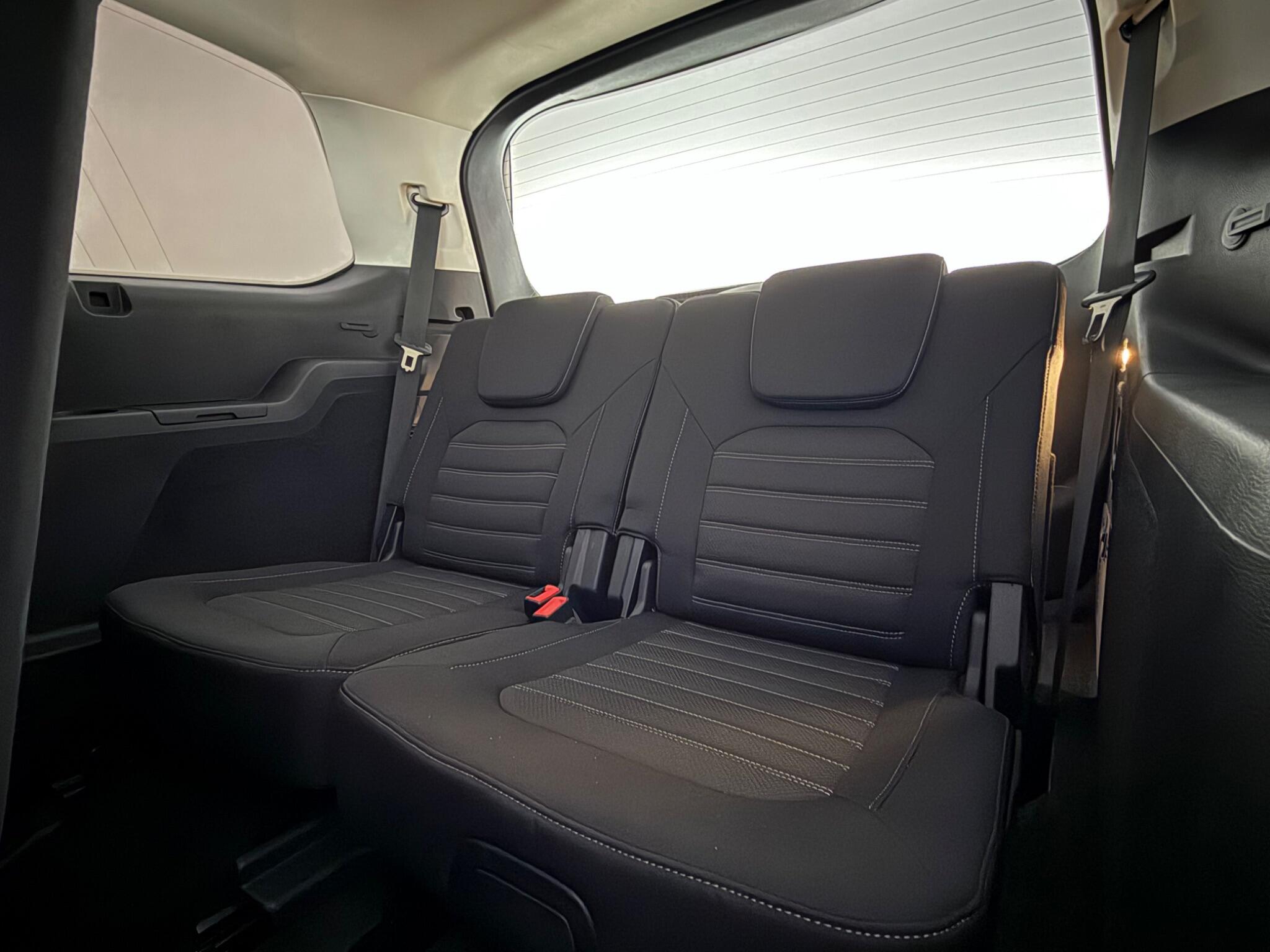 Ford Galaxy view 37