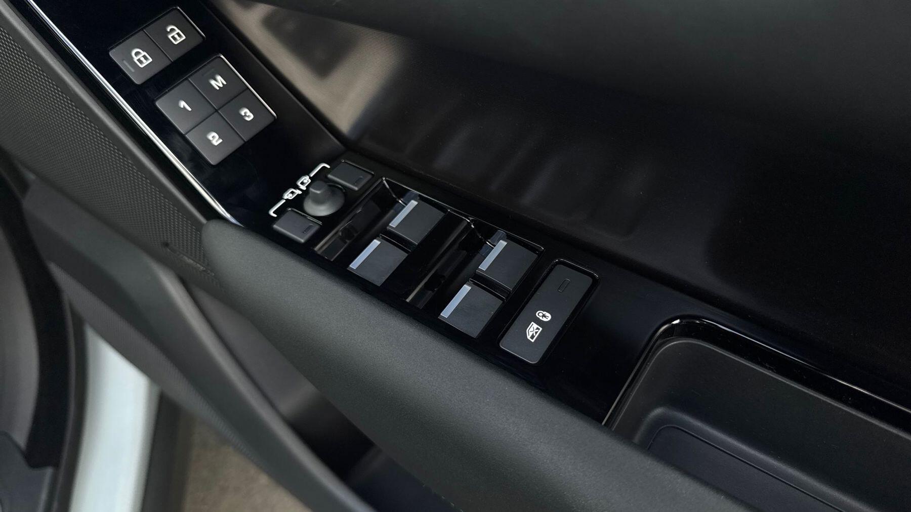 Land Rover Range Rover Velar view 43