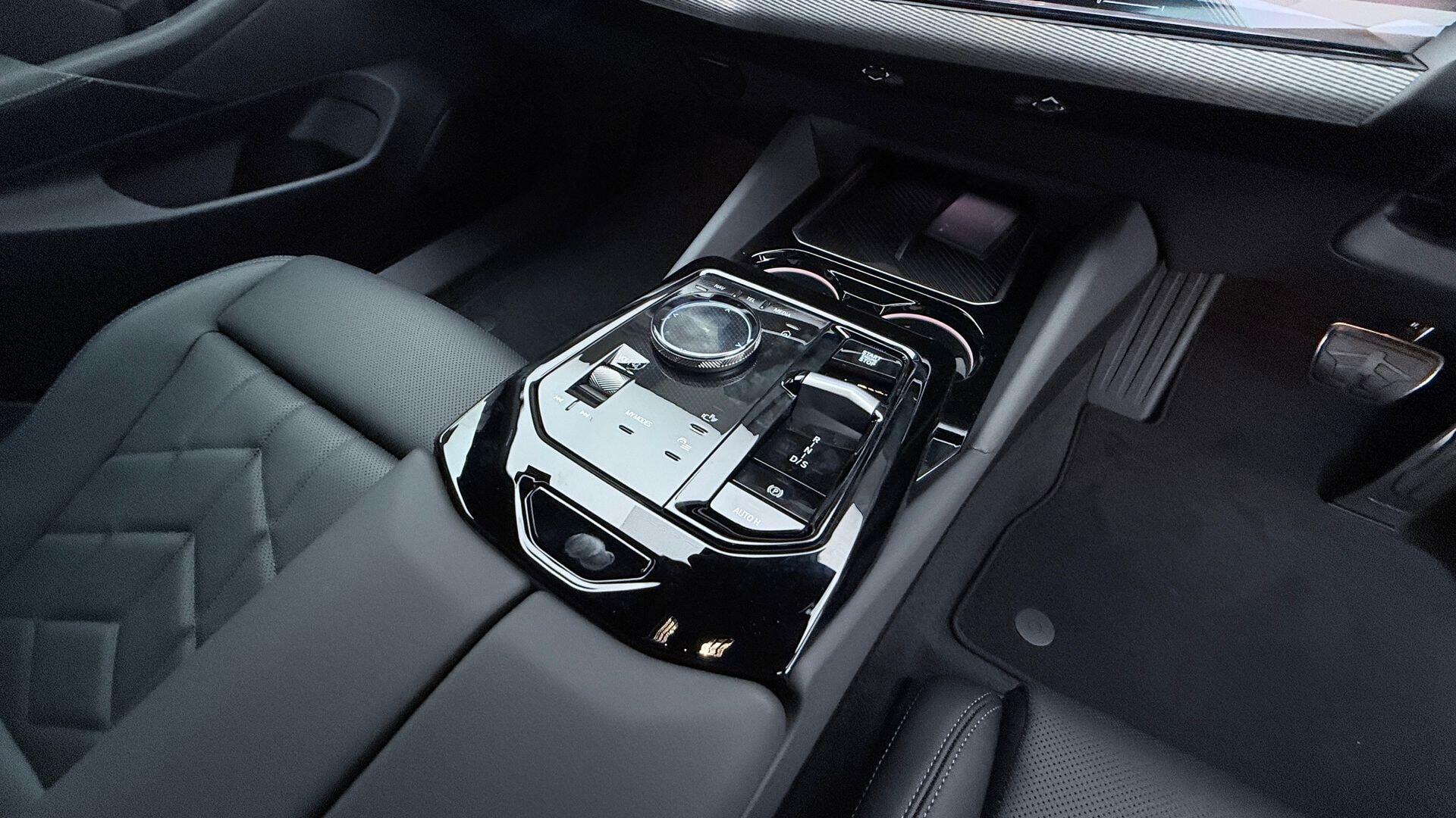 BMW 5 Series view 10