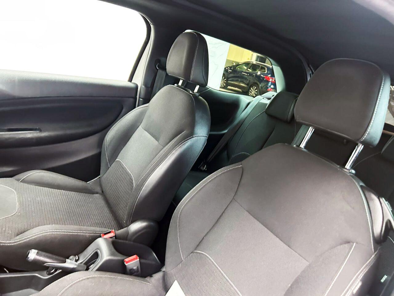 DS Automobiles DS 3 view 14