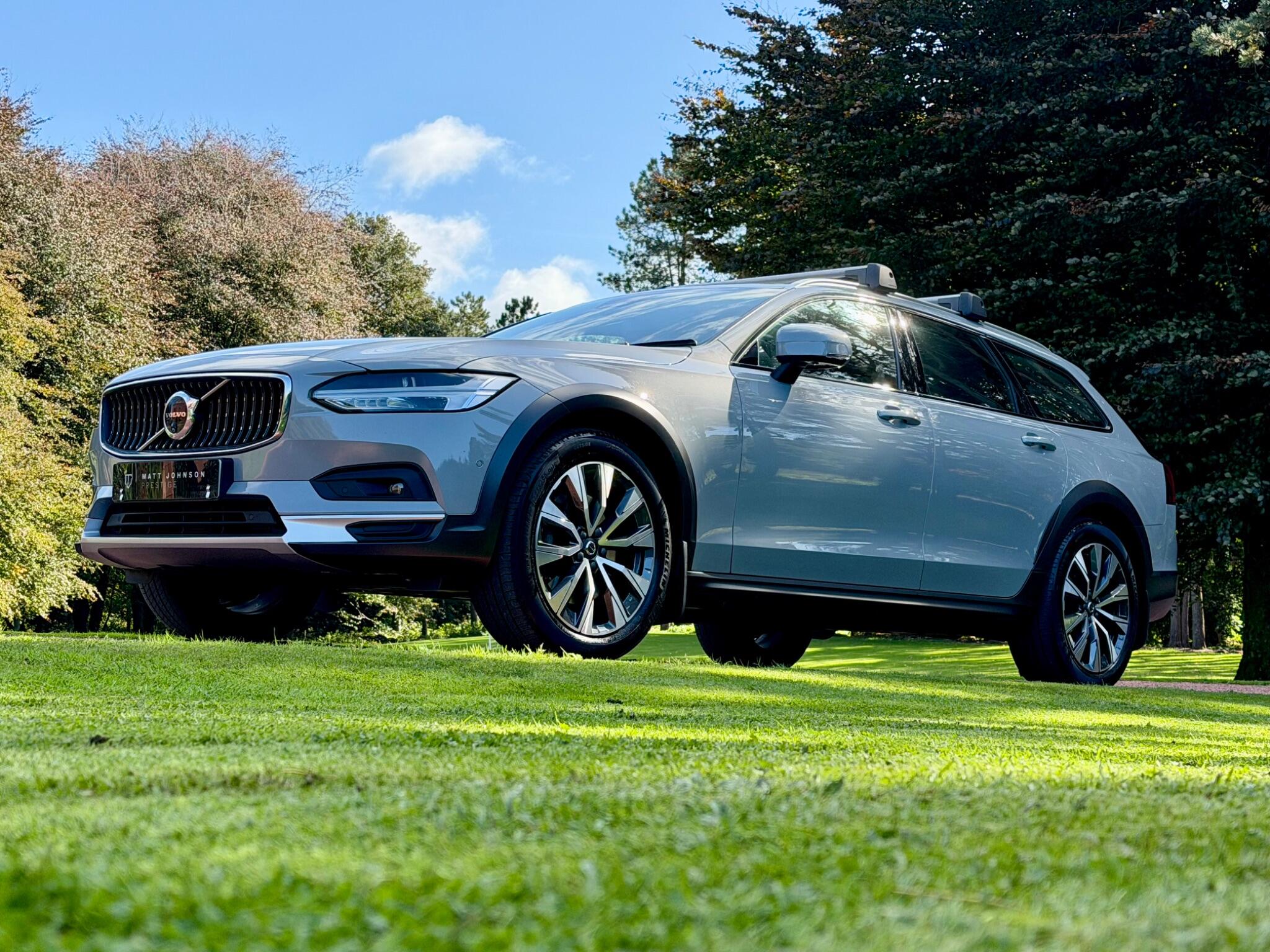 Volvo V90 Cross Country view 37