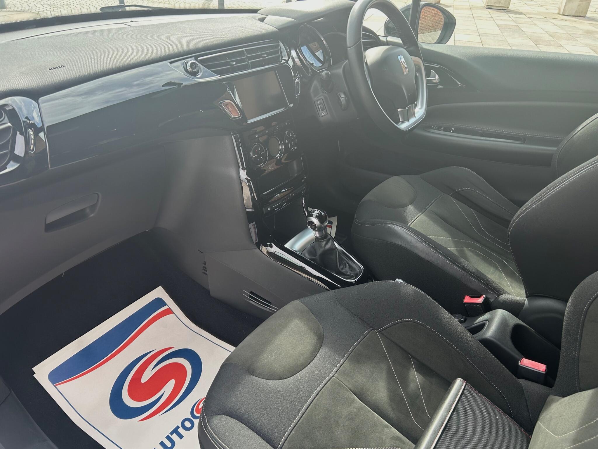 DS Automobiles DS 3 view 24
