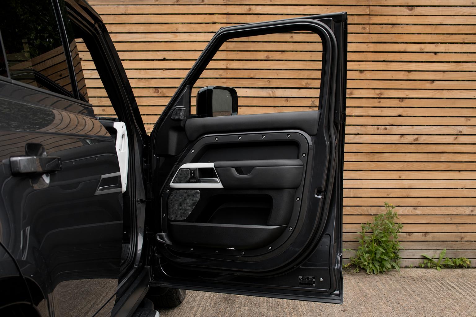 Land Rover Defender view 43