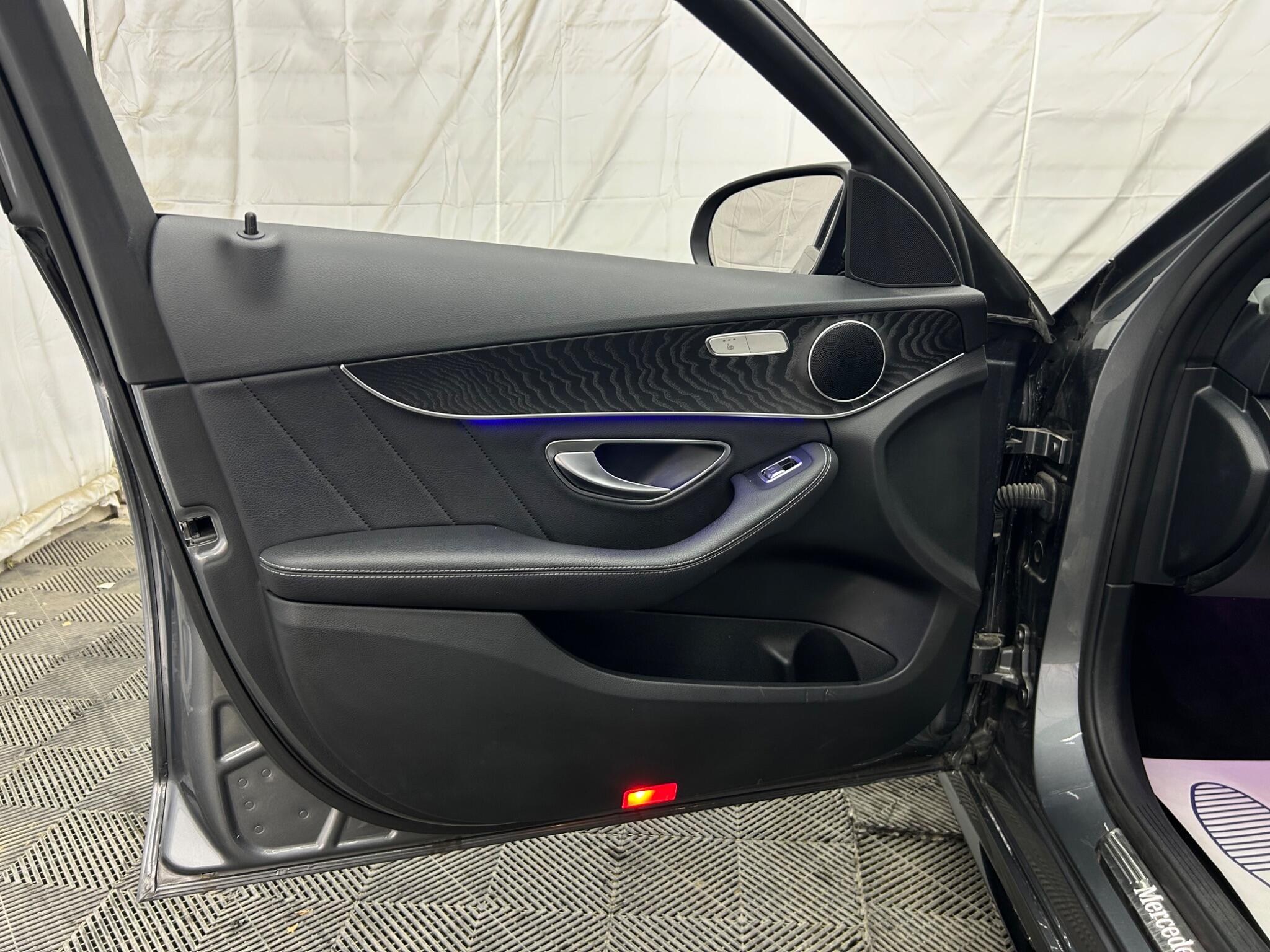Mercedes-Benz C Class view 28