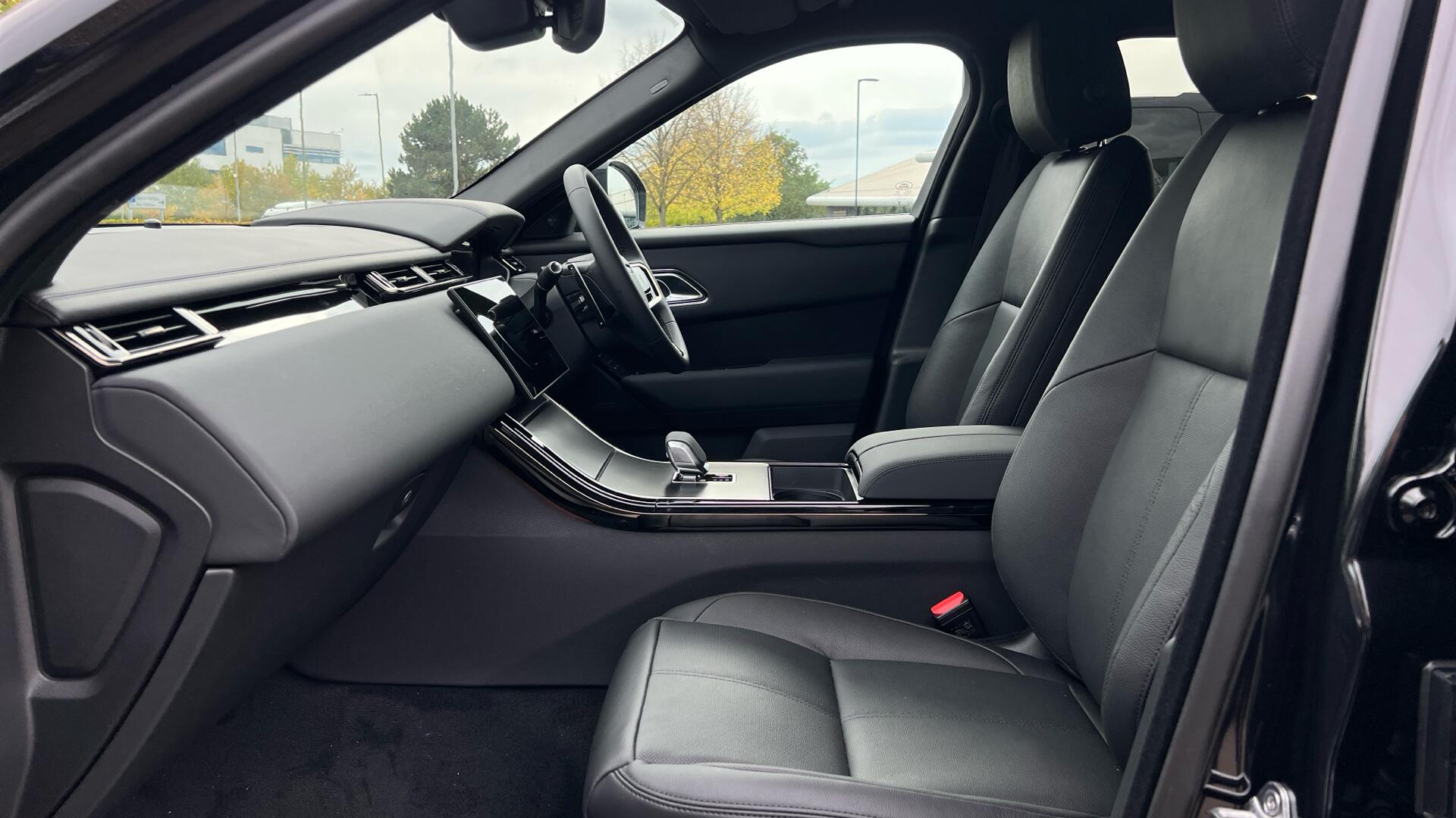 Land Rover Range Rover Velar view 3