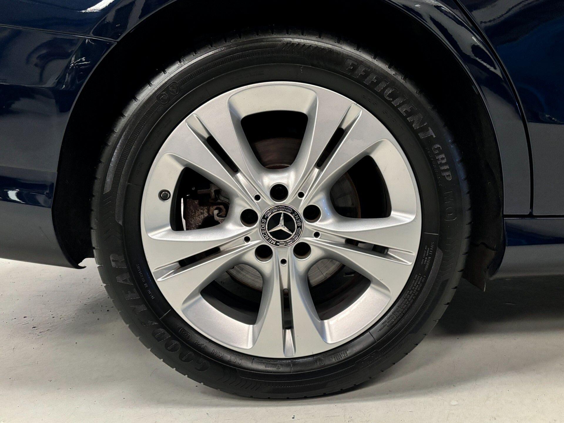Mercedes-Benz C-Class view 37