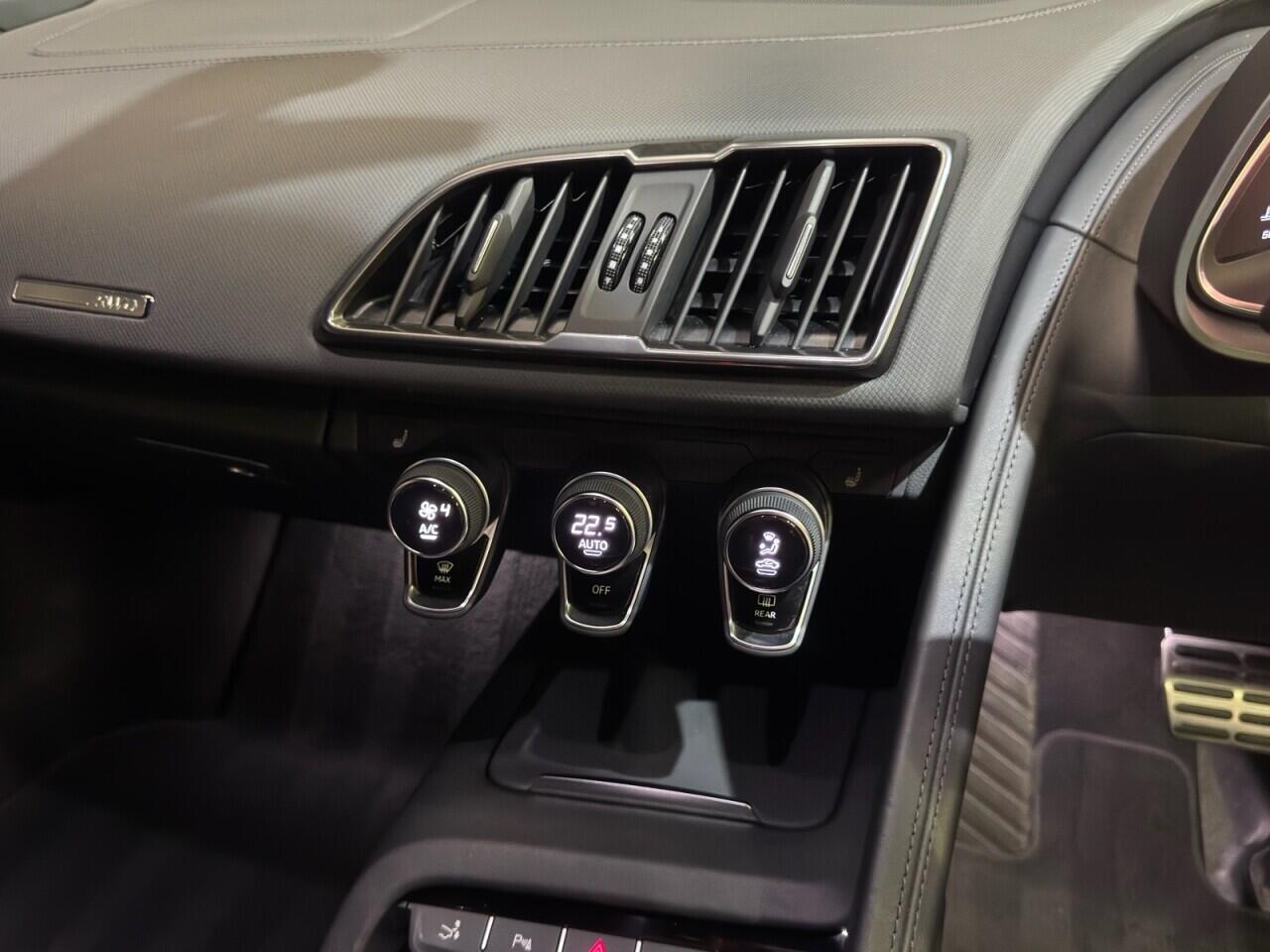 Audi R8 view 15