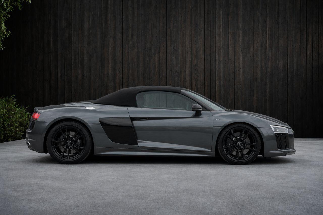 Audi R8 view 9