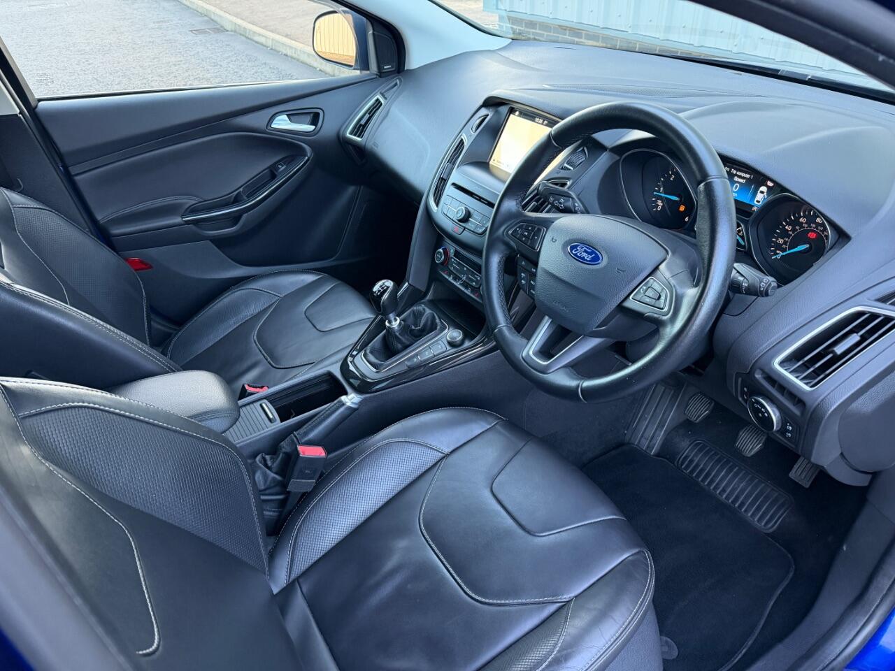 Ford Focus view 16