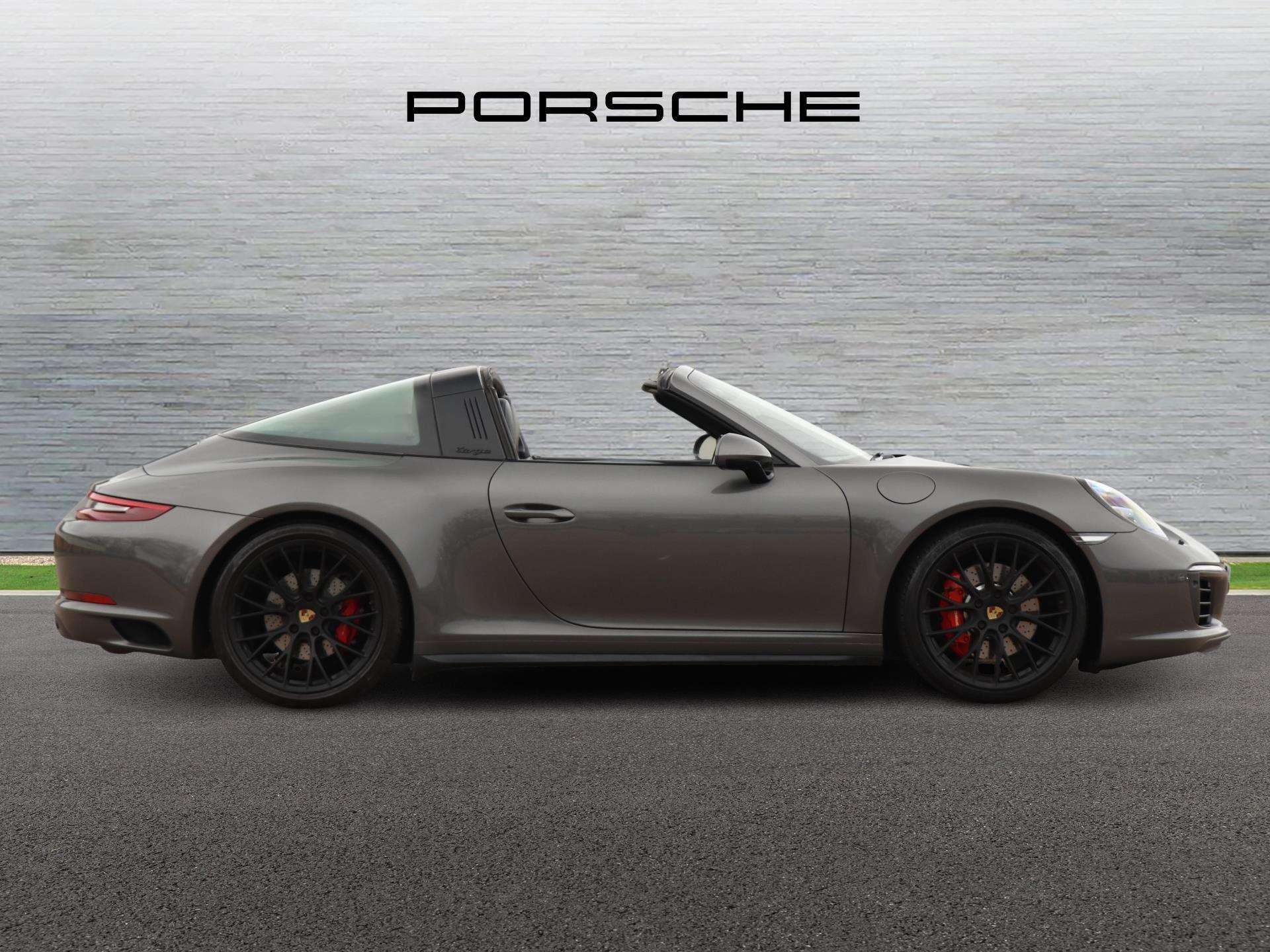 Porsche 911 view 5
