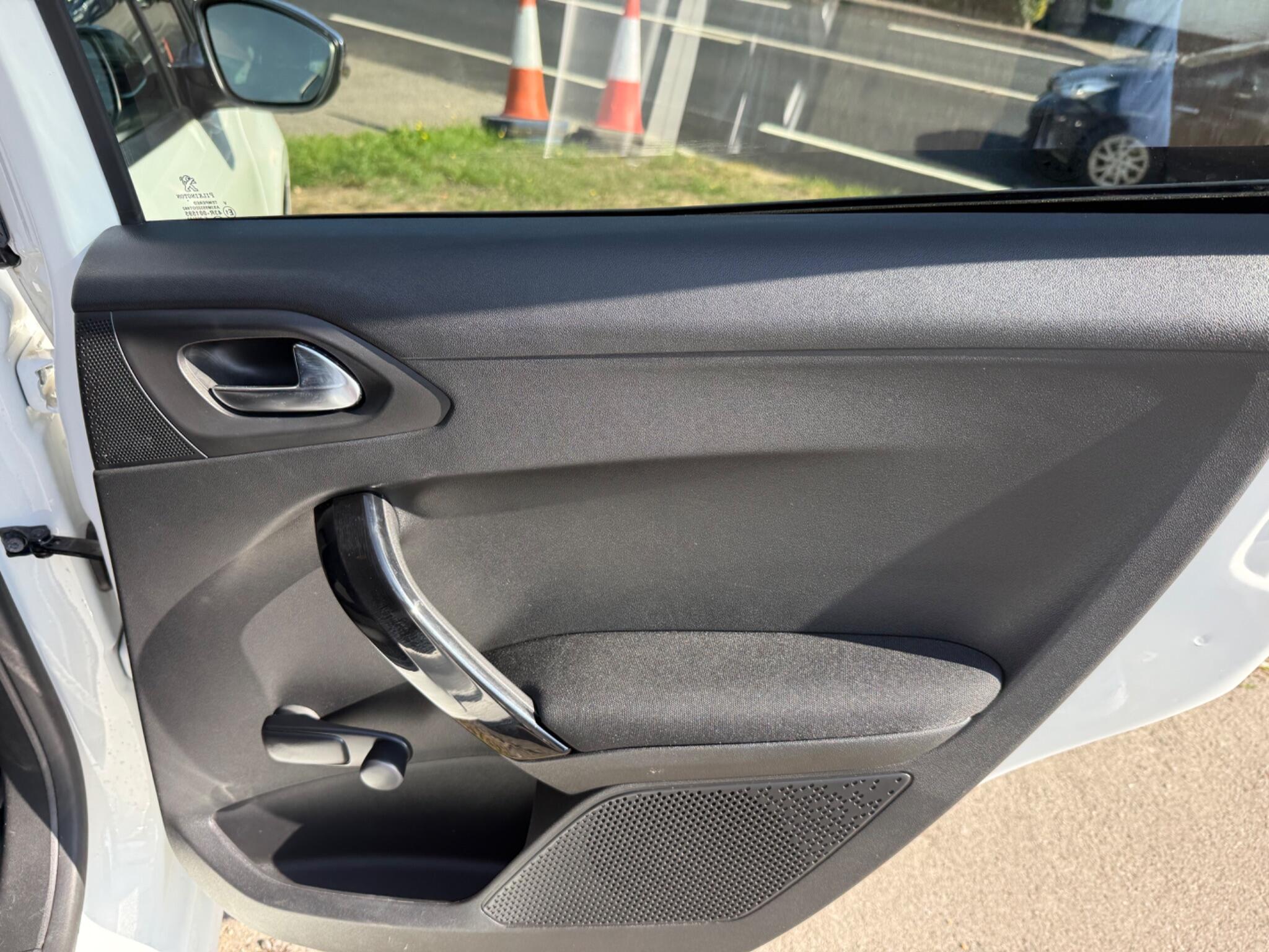 Peugeot 208 view 20