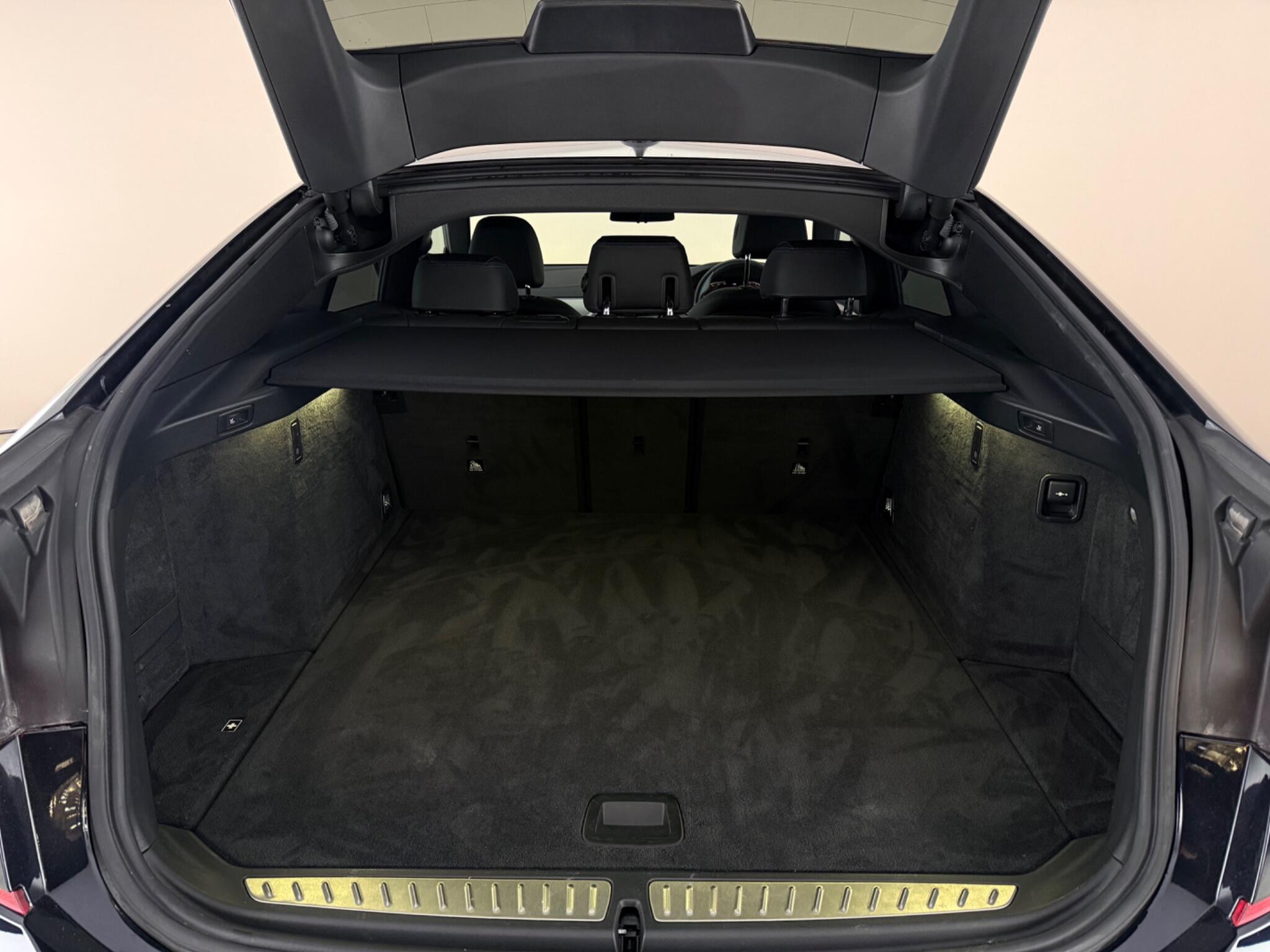 BMW 6 Series view 11