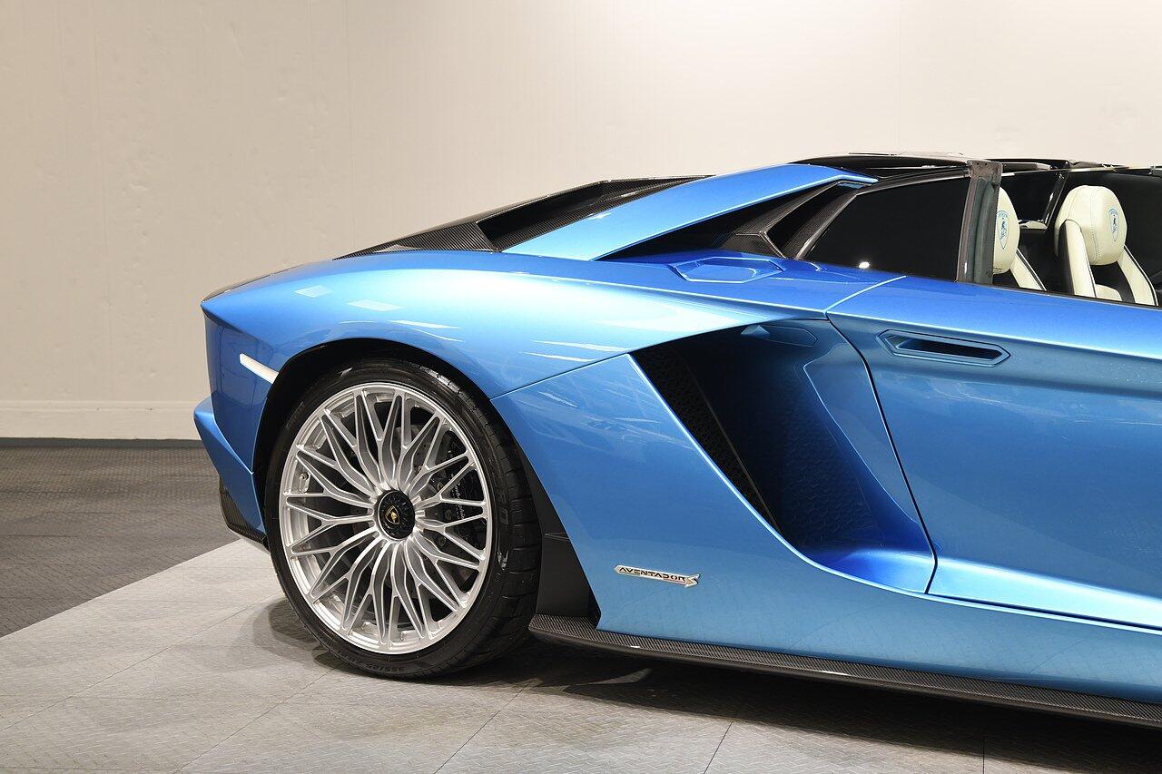 Lamborghini Aventador view 55