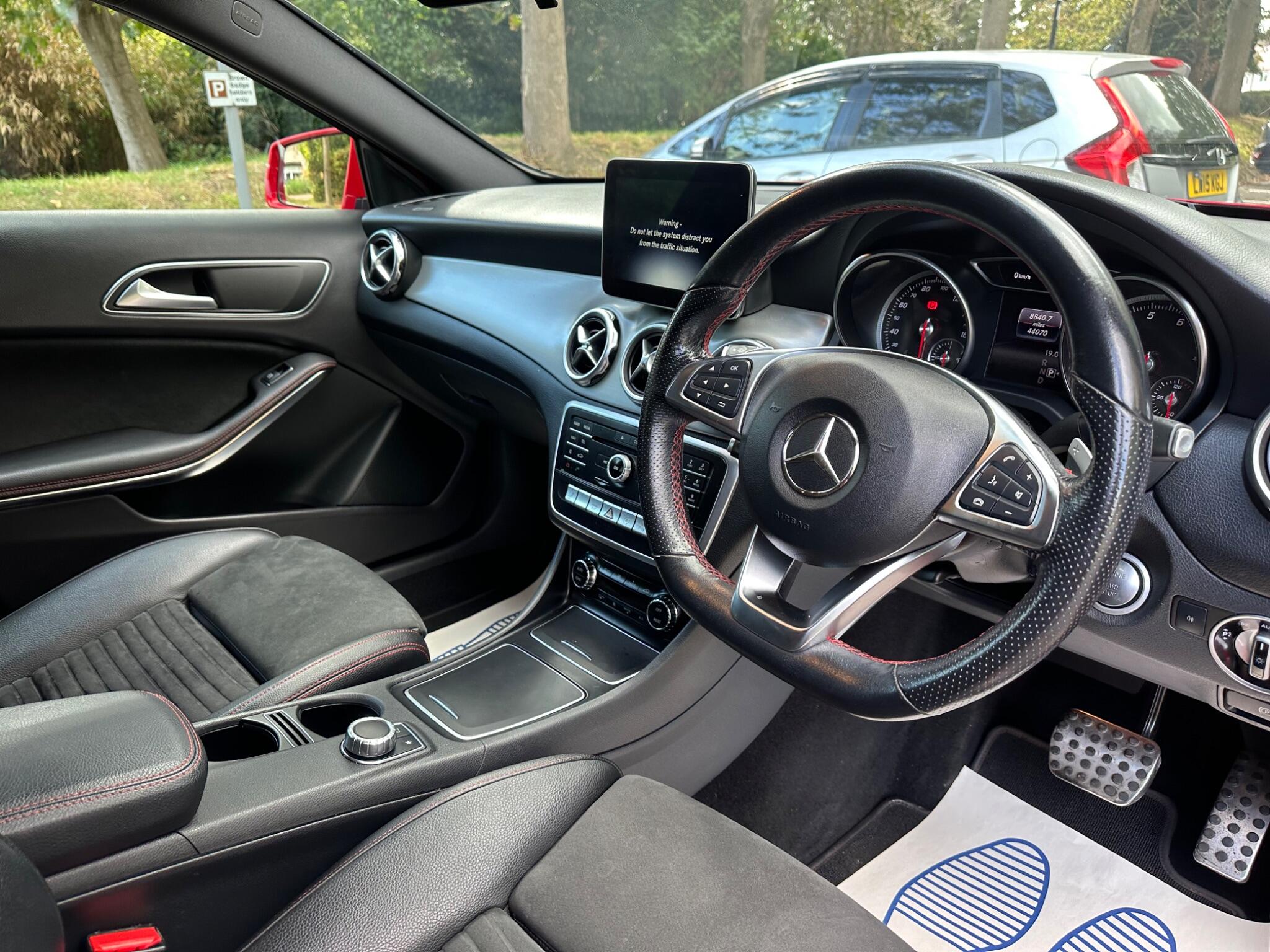Mercedes-Benz Gla view 12