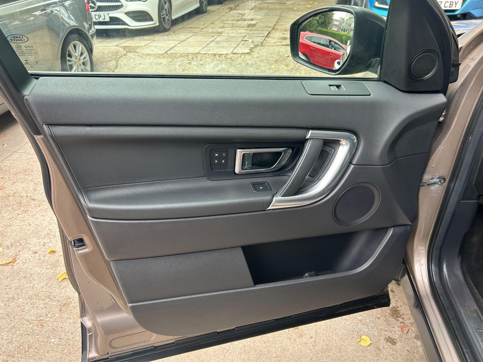 Land Rover Discovery Sport view 39