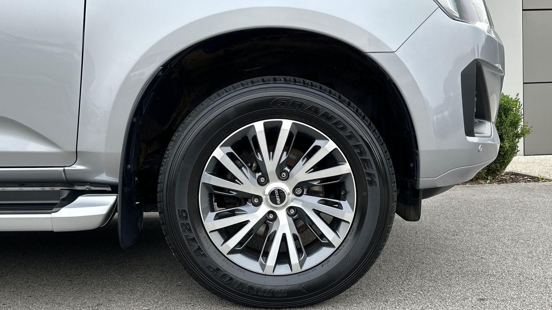 Isuzu D-Max view 8