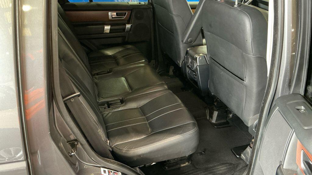 Land Rover Discovery view 3