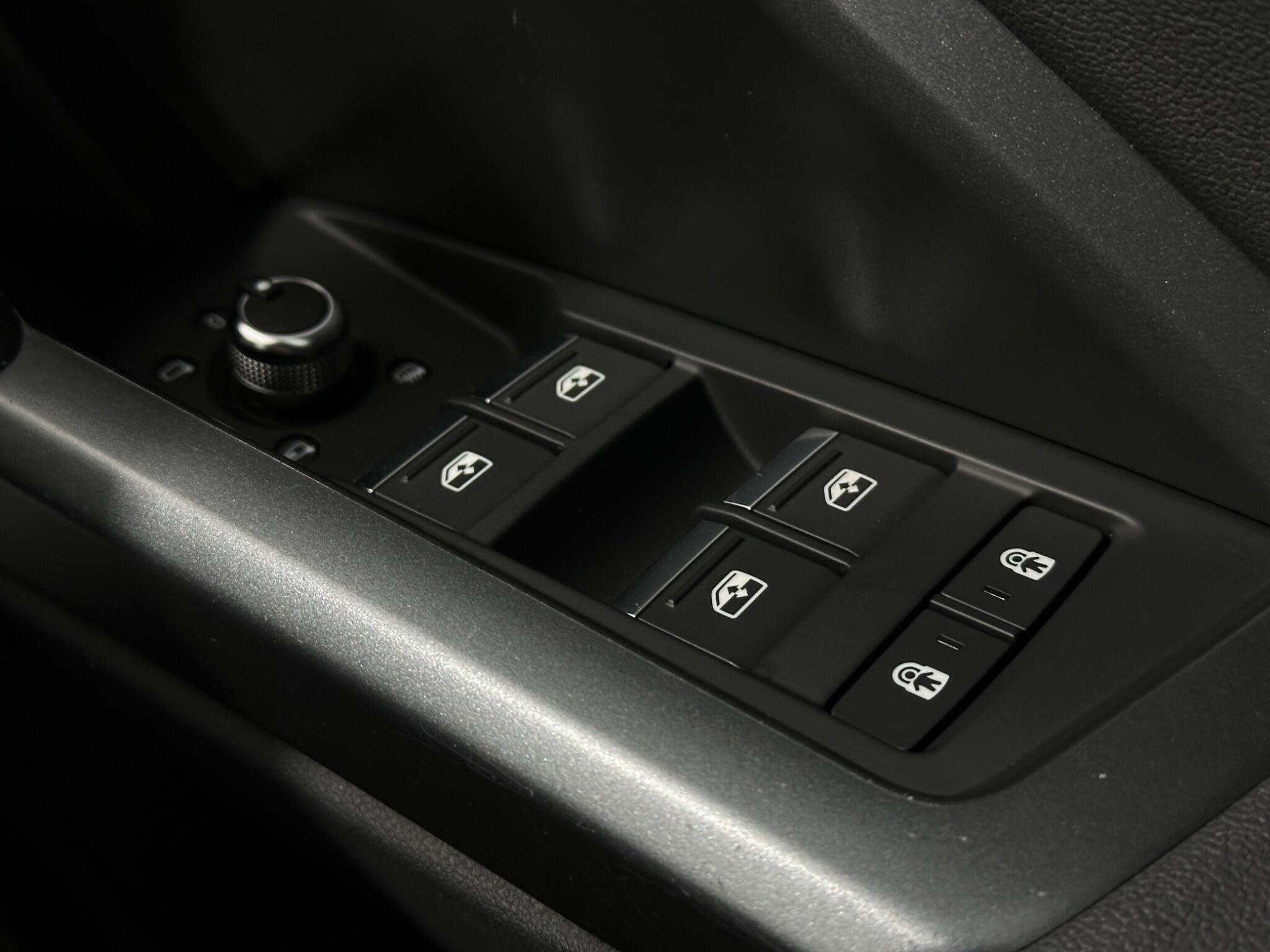 Audi Q3 view 19