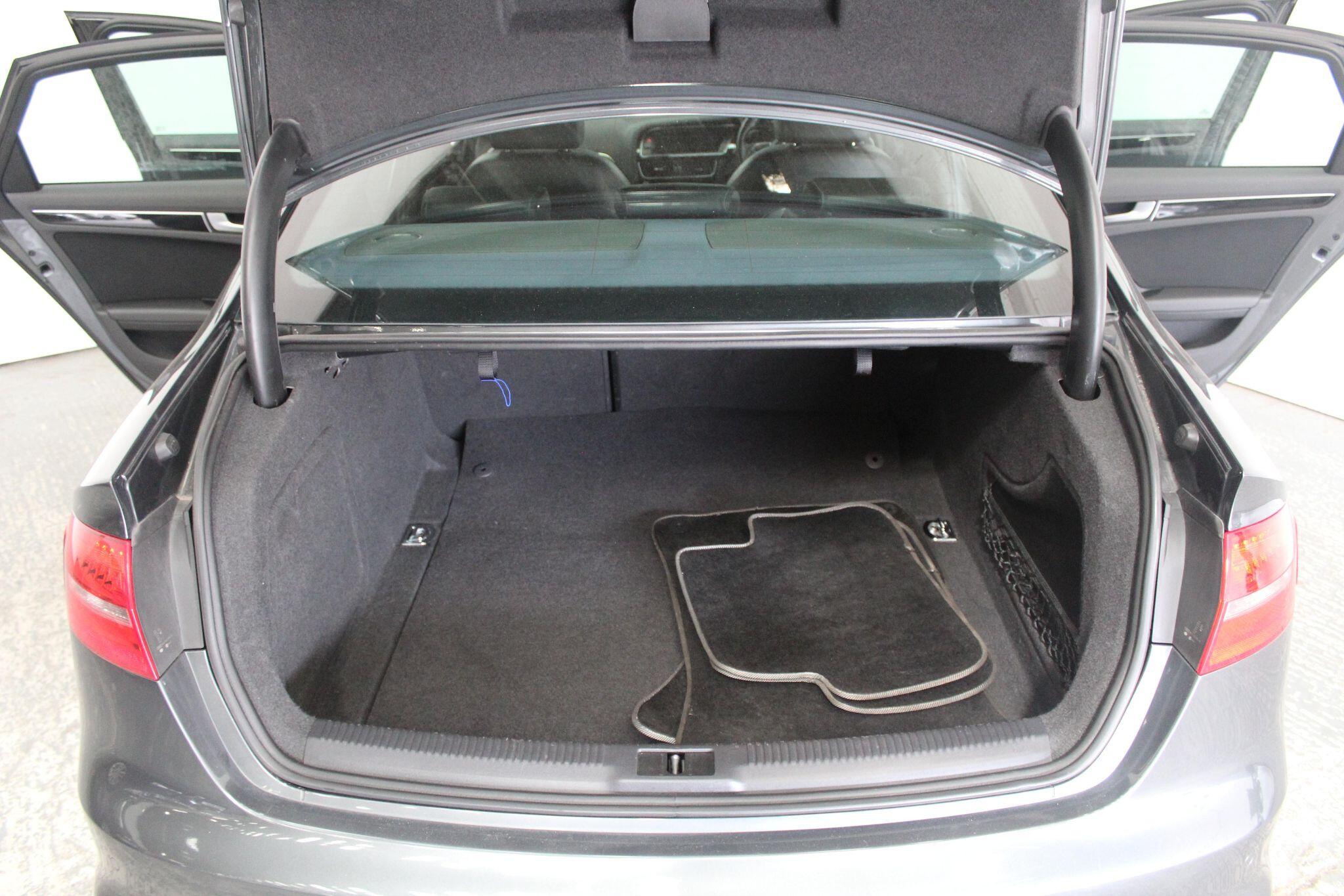 Audi A4 view 24