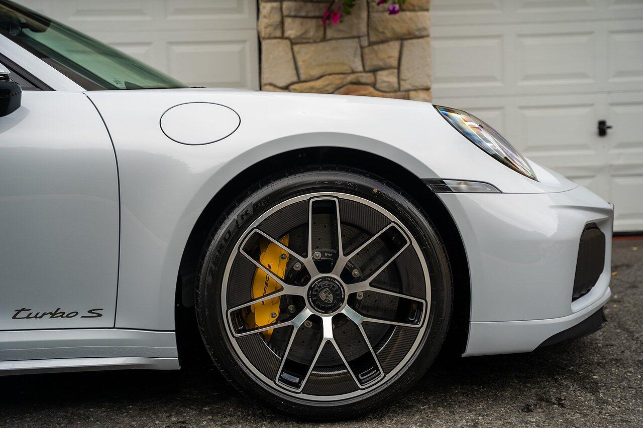 Porsche 911 view 4