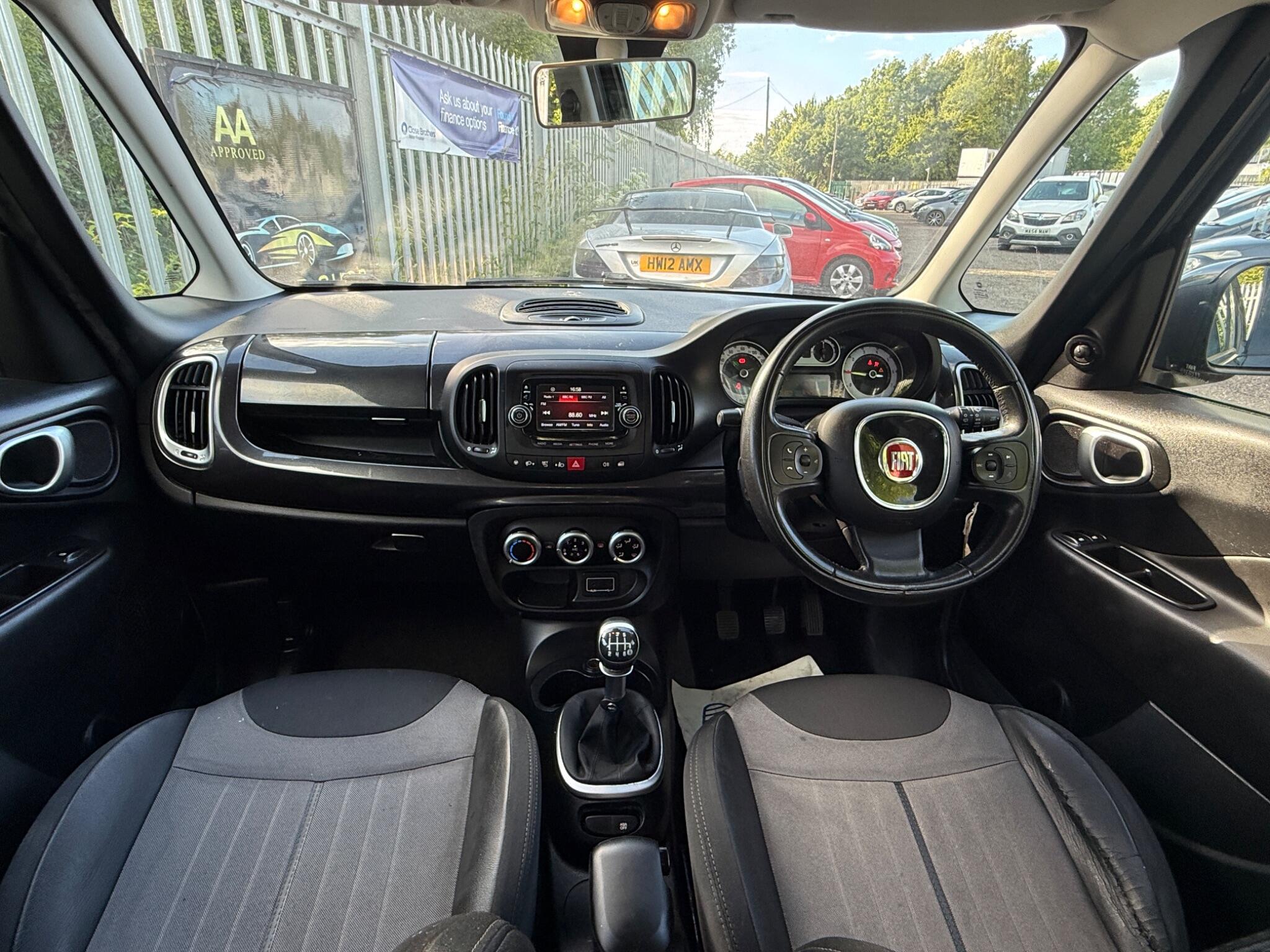 2015 Fiat 500L image 18