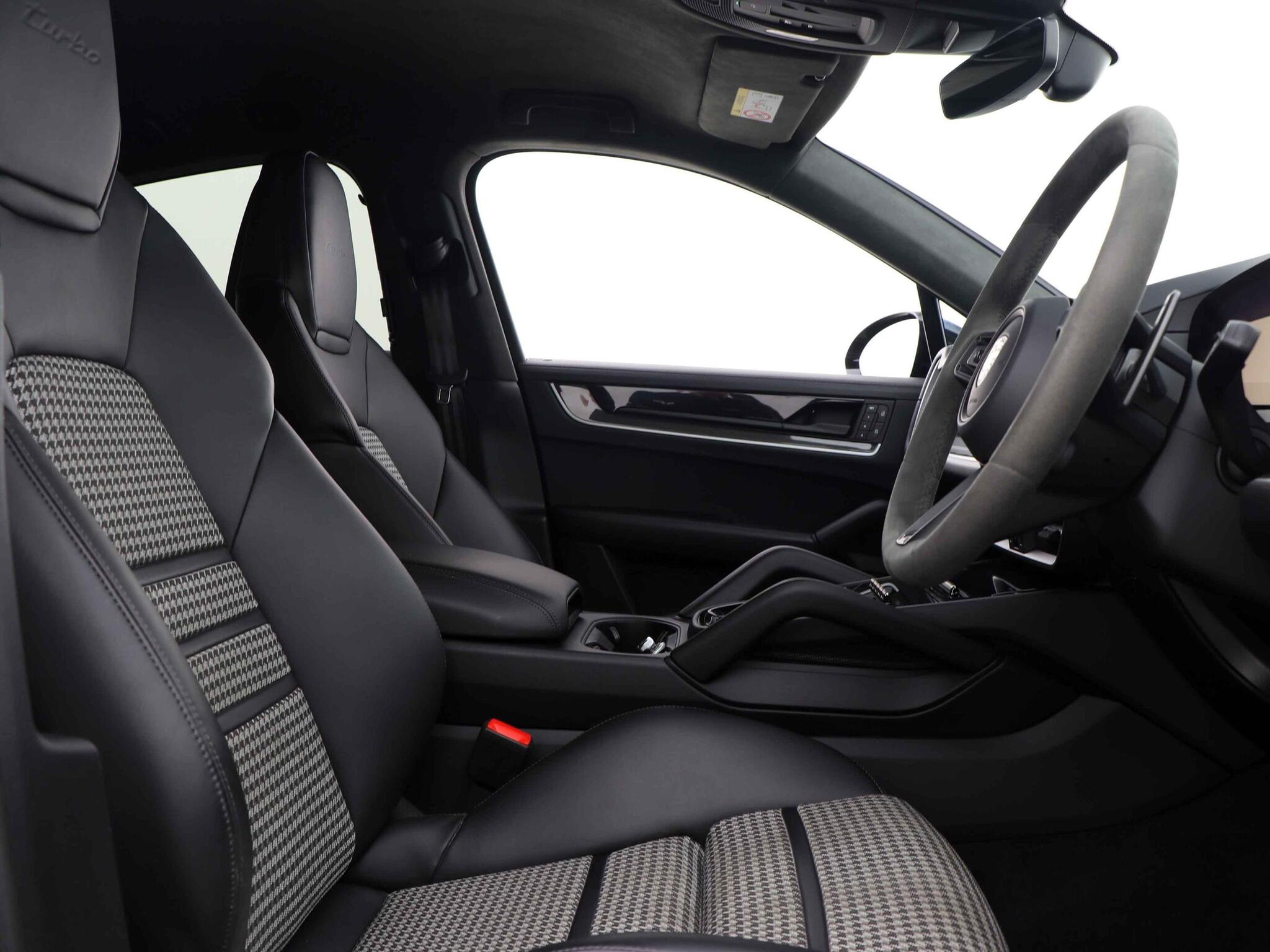 Porsche Cayenne view 35