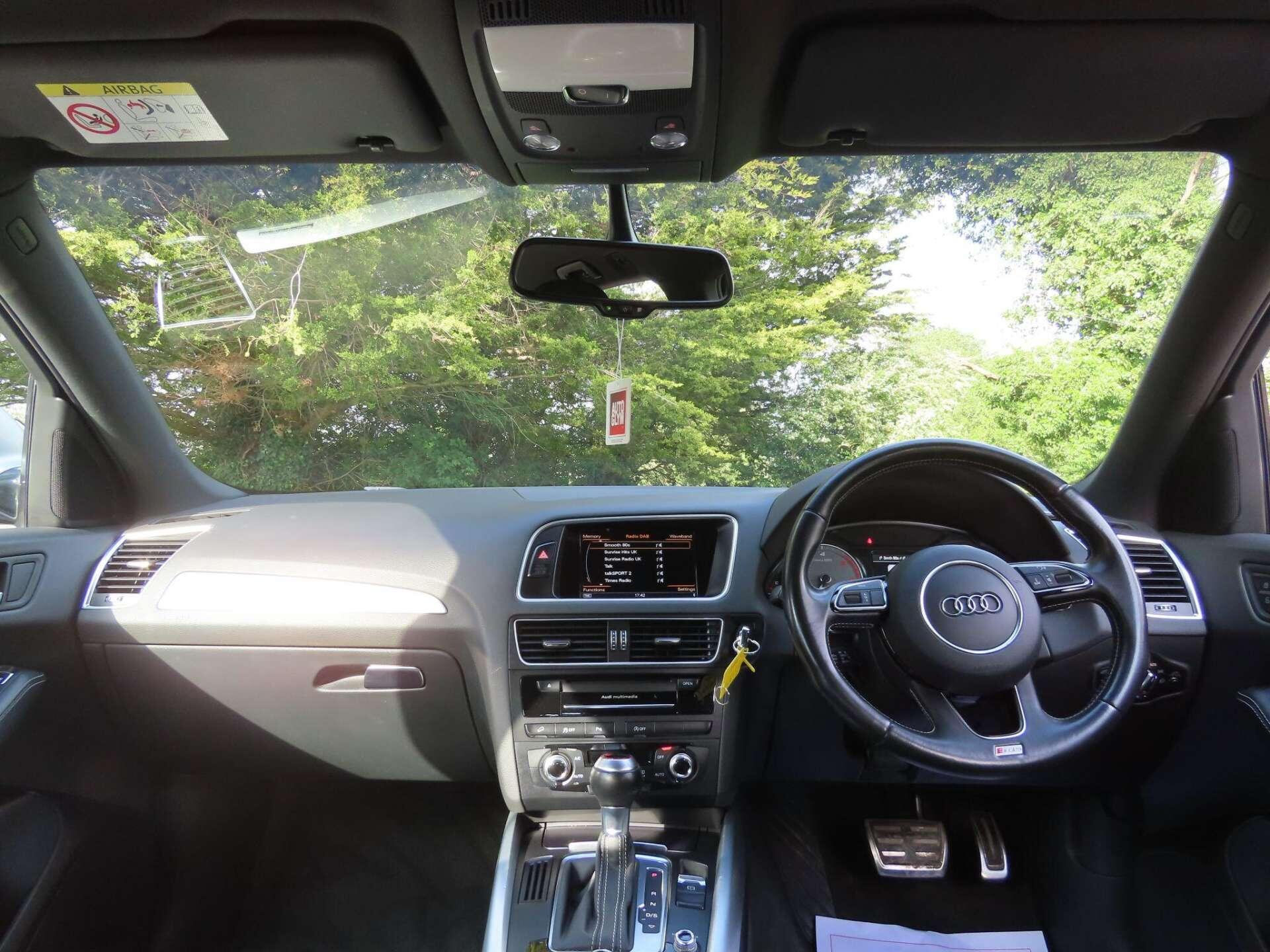 Audi SQ5 view 8