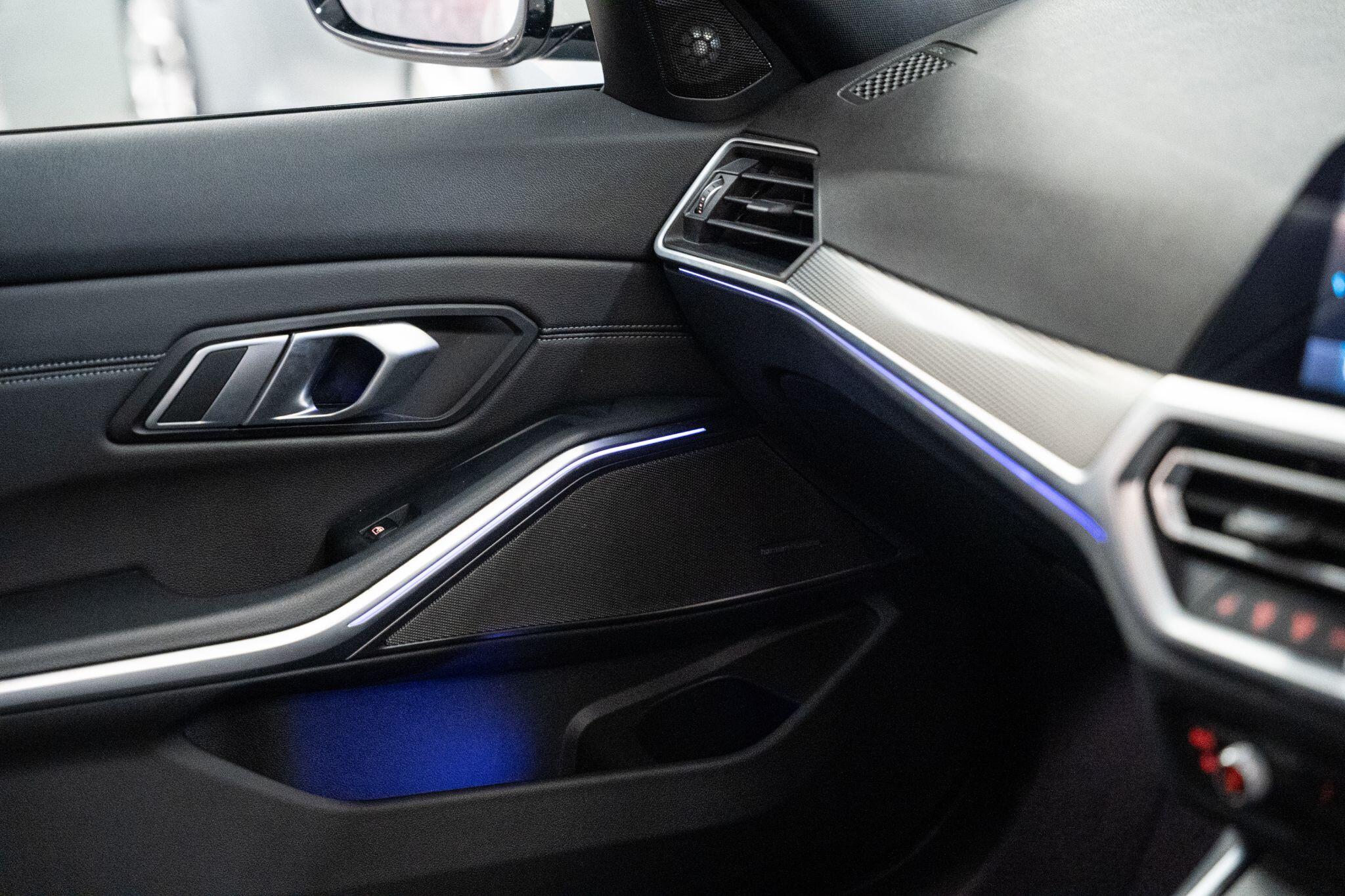 BMW 3 Series view 24