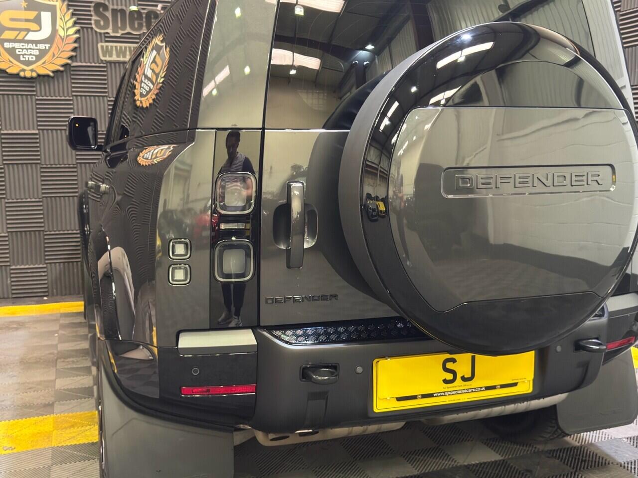 Land Rover Defender 110 view 30