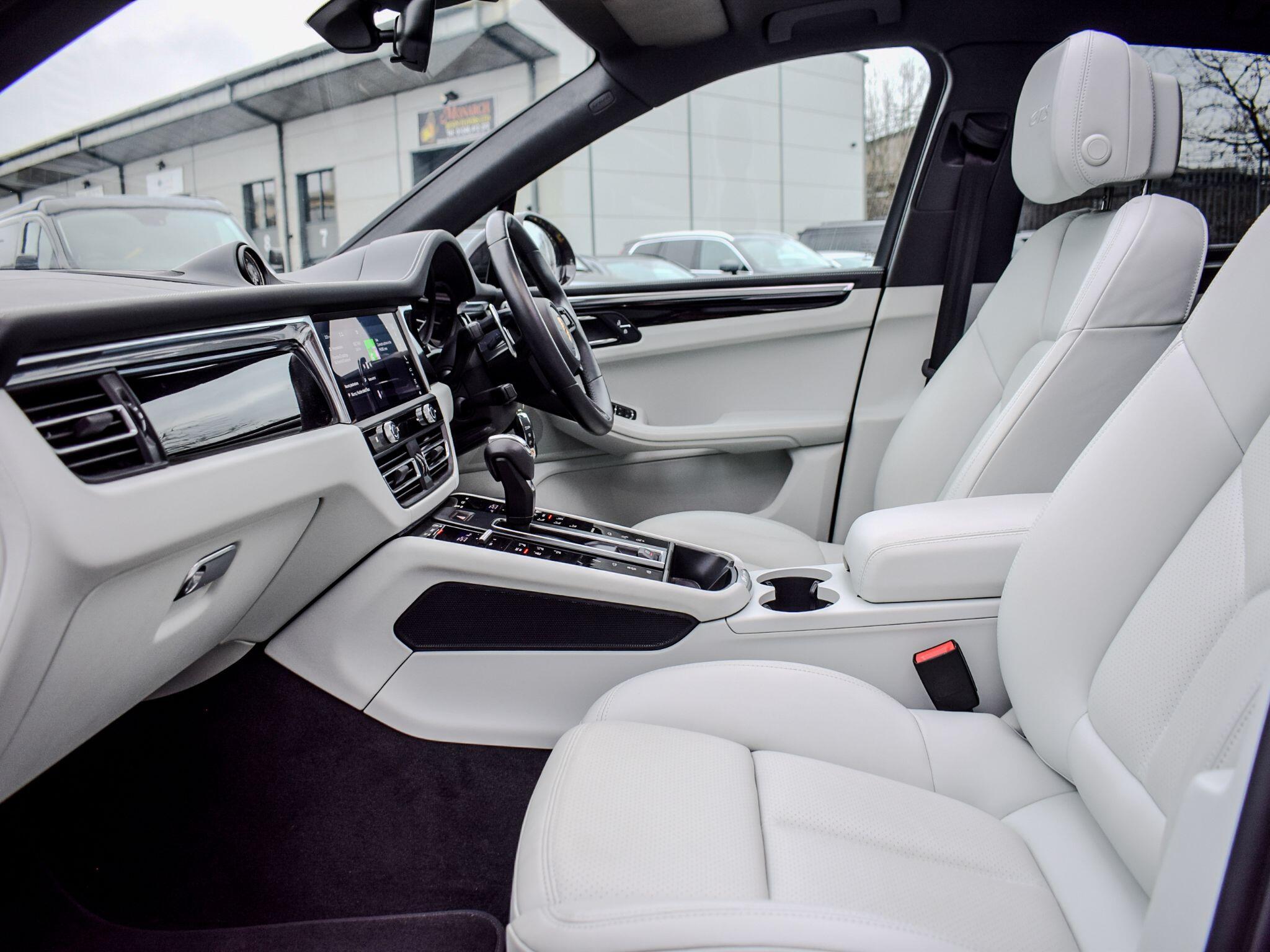 Porsche Macan view 19