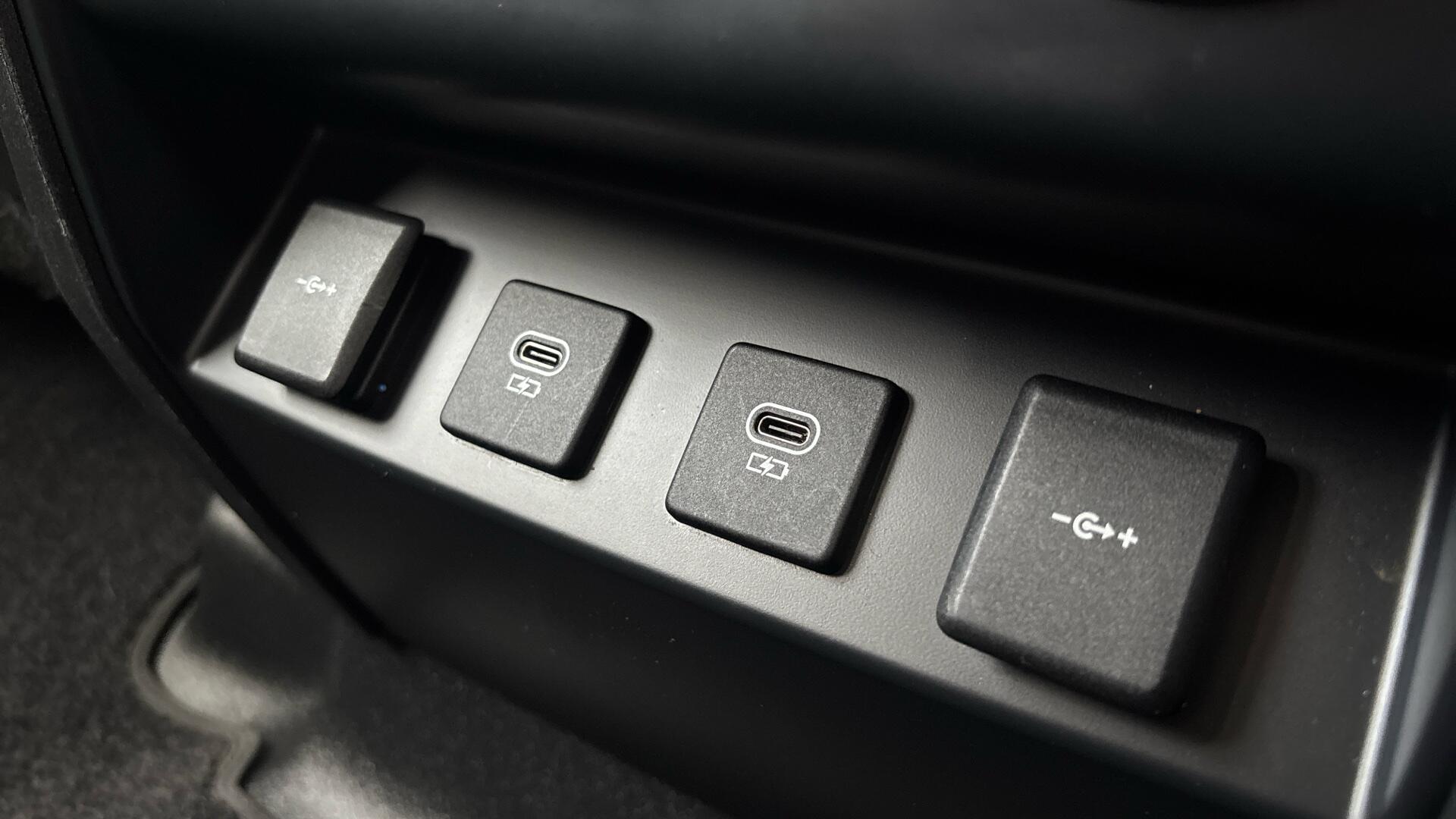 Land Rover Defender view 36