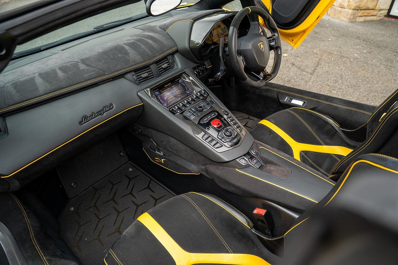 Lamborghini Aventador view 60