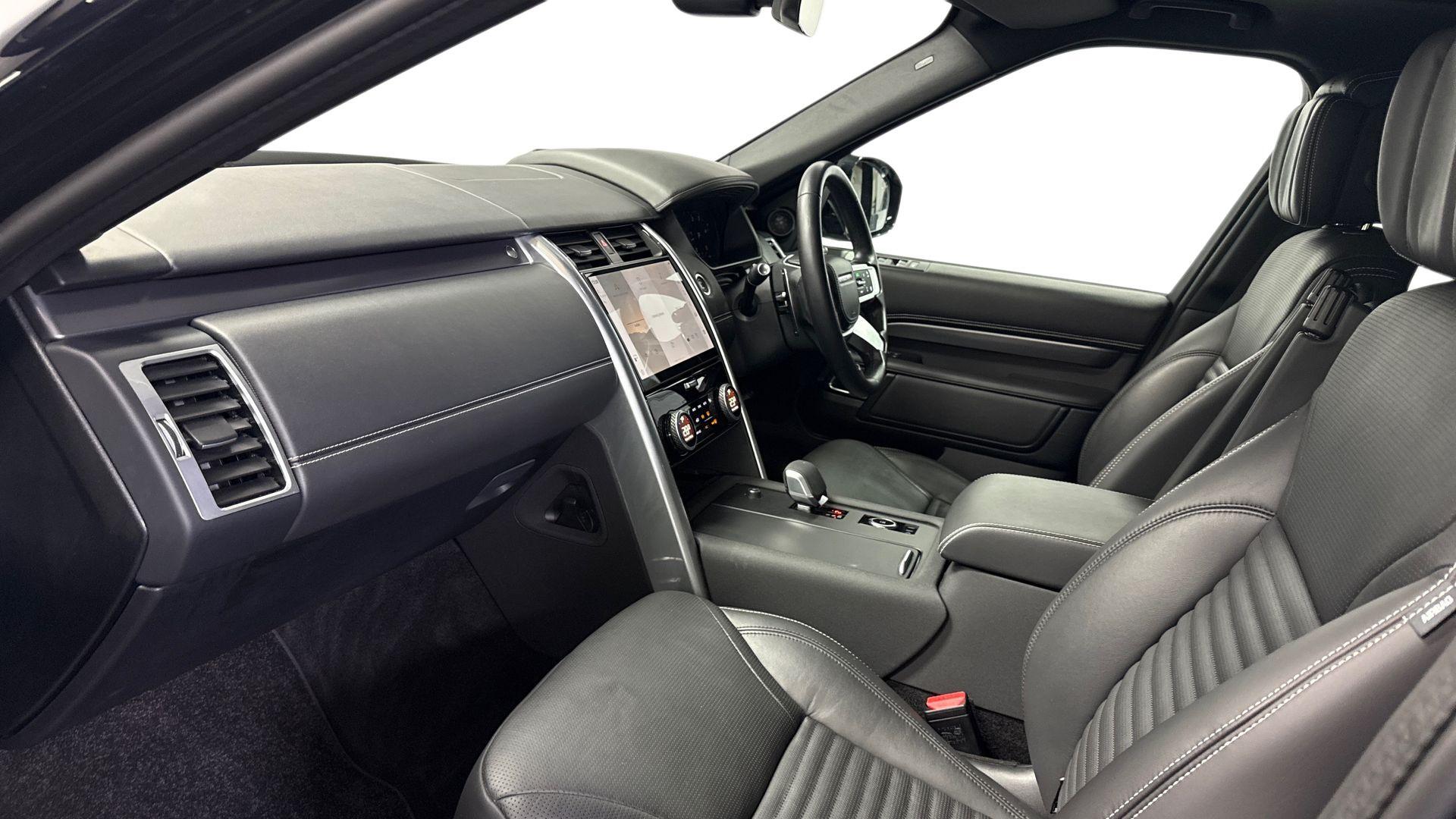 Land Rover Discovery view 3