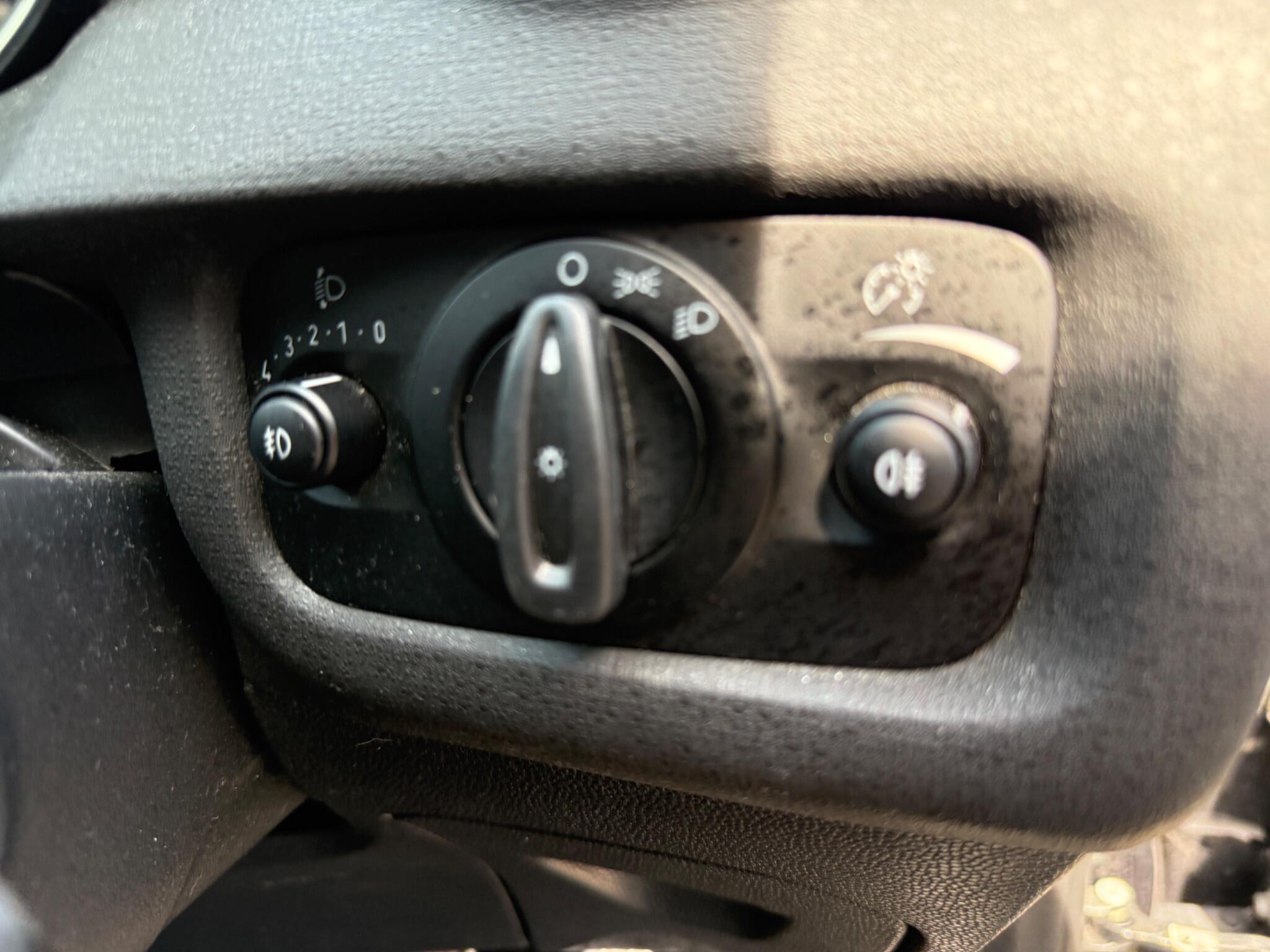 2016 Ford Fiesta image 24