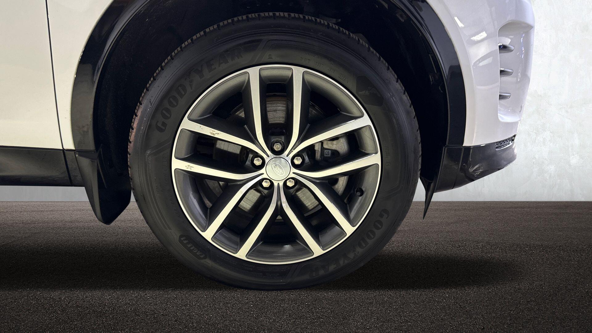 Land Rover Discovery Sport view 8
