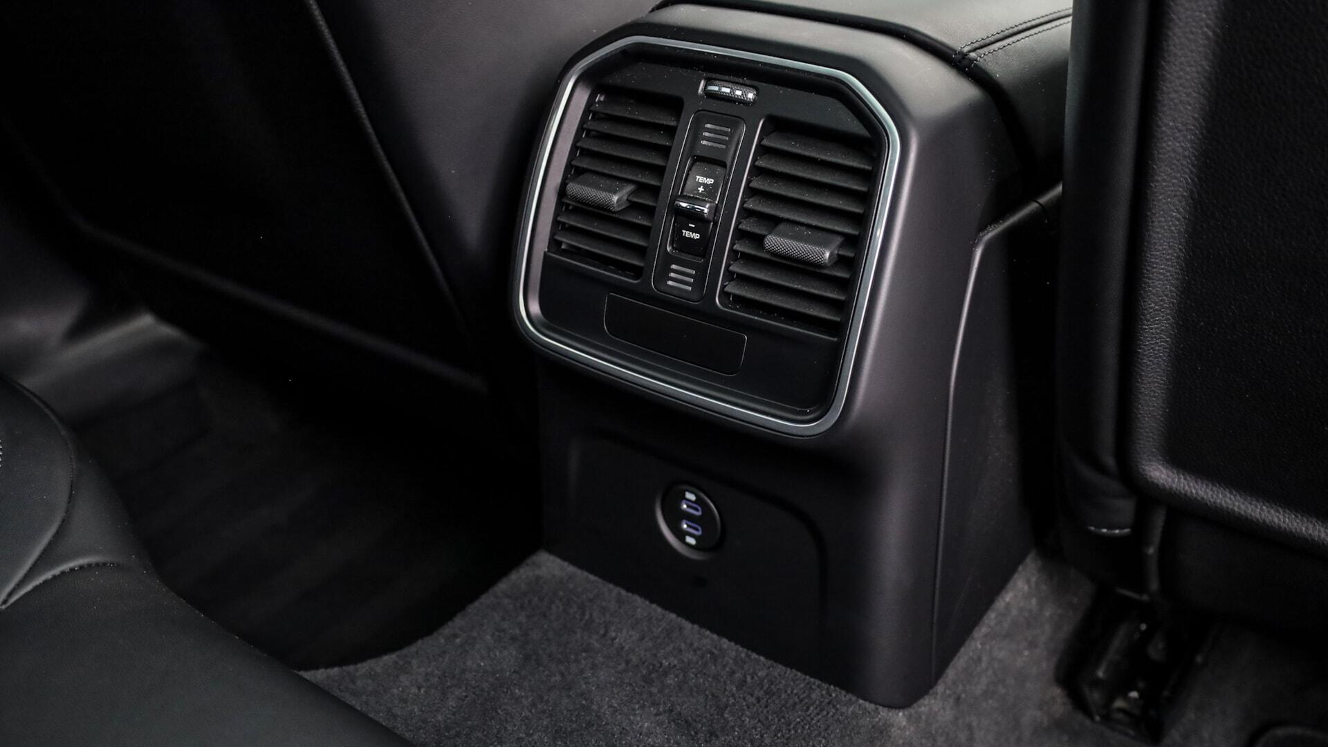 Porsche Macan view 28