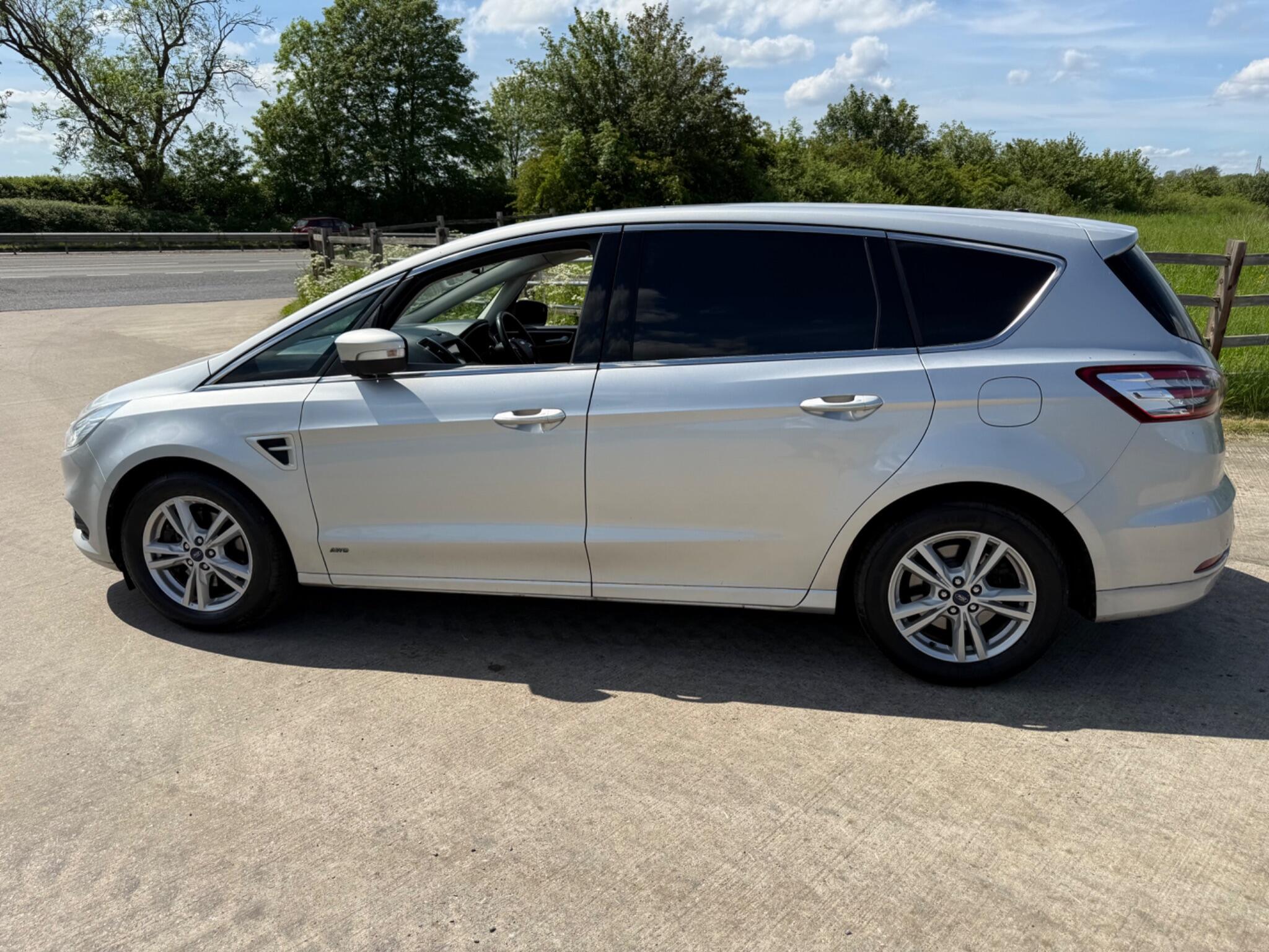 Ford S-Max 2.0 TDCi Titanium Euro 6 (s/s) 5dr — photo 18 of 102